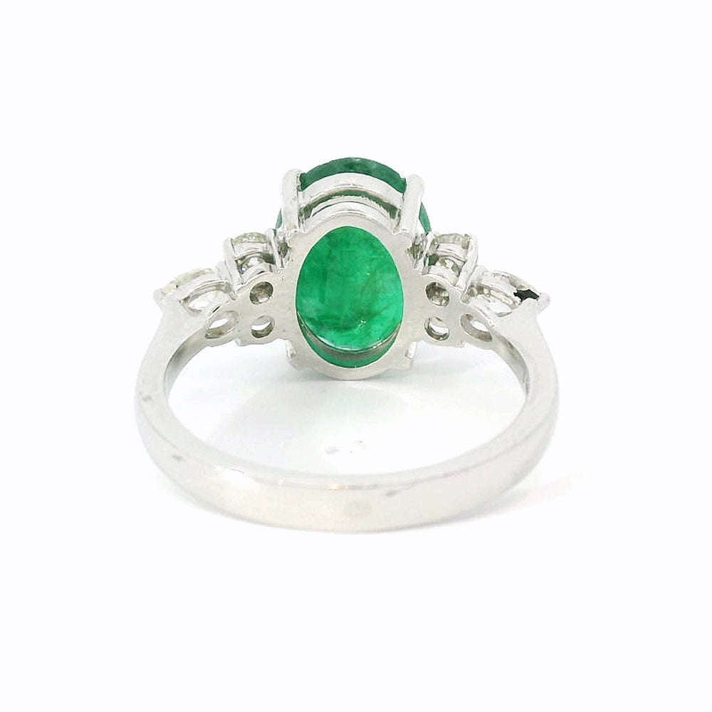 
                      
                        18 karaat wit gouden fantasie trilogie ring van 3.76 gram en 2 tot 3 mm breed. Bezet met 1 ovaal geslepen smaragd van 3.00 crt en 4 briljant geslepen diamanten met een totaalgewicht van 0.20 crt Kleur: G Kwaliteit: SI2 Zetting: 11 x 19 mm. Model: R 10772
                      
                    