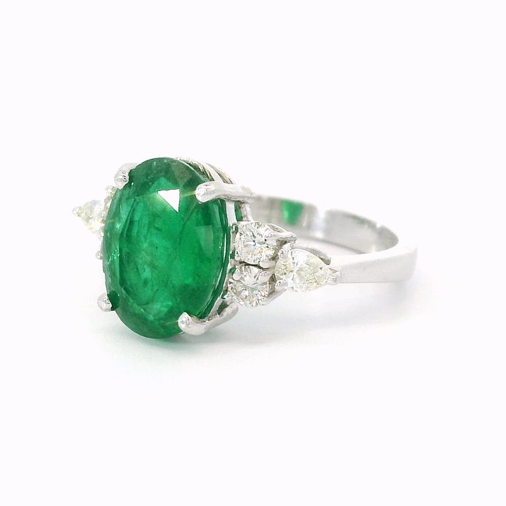 
                      
                        18 karaat wit gouden fantasie trilogie ring van 3.76 gram en 2 tot 3 mm breed. Bezet met 1 ovaal geslepen smaragd van 3.00 crt en 4 briljant geslepen diamanten met een totaalgewicht van 0.20 crt Kleur: G Kwaliteit: SI2 Zetting: 11 x 19 mm. Model: R 10772
                      
                    
