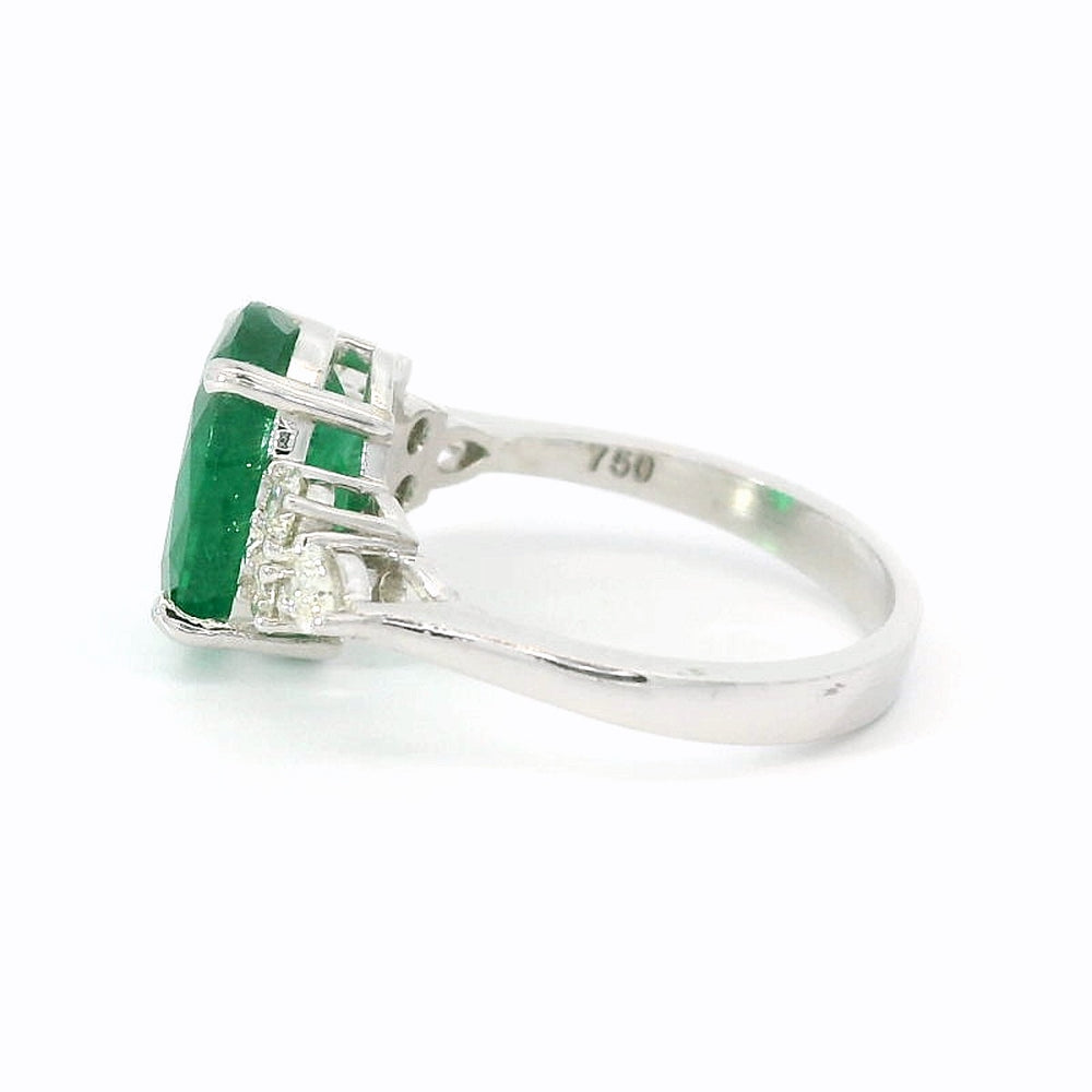 
                      
                        18 karaat wit gouden fantasie trilogie ring van 3.76 gram en 2 tot 3 mm breed. Bezet met 1 ovaal geslepen smaragd van 3.00 crt en 4 briljant geslepen diamanten met een totaalgewicht van 0.20 crt Kleur: G Kwaliteit: SI2 Zetting: 11 x 19 mm. Model: R 10772
                      
                    