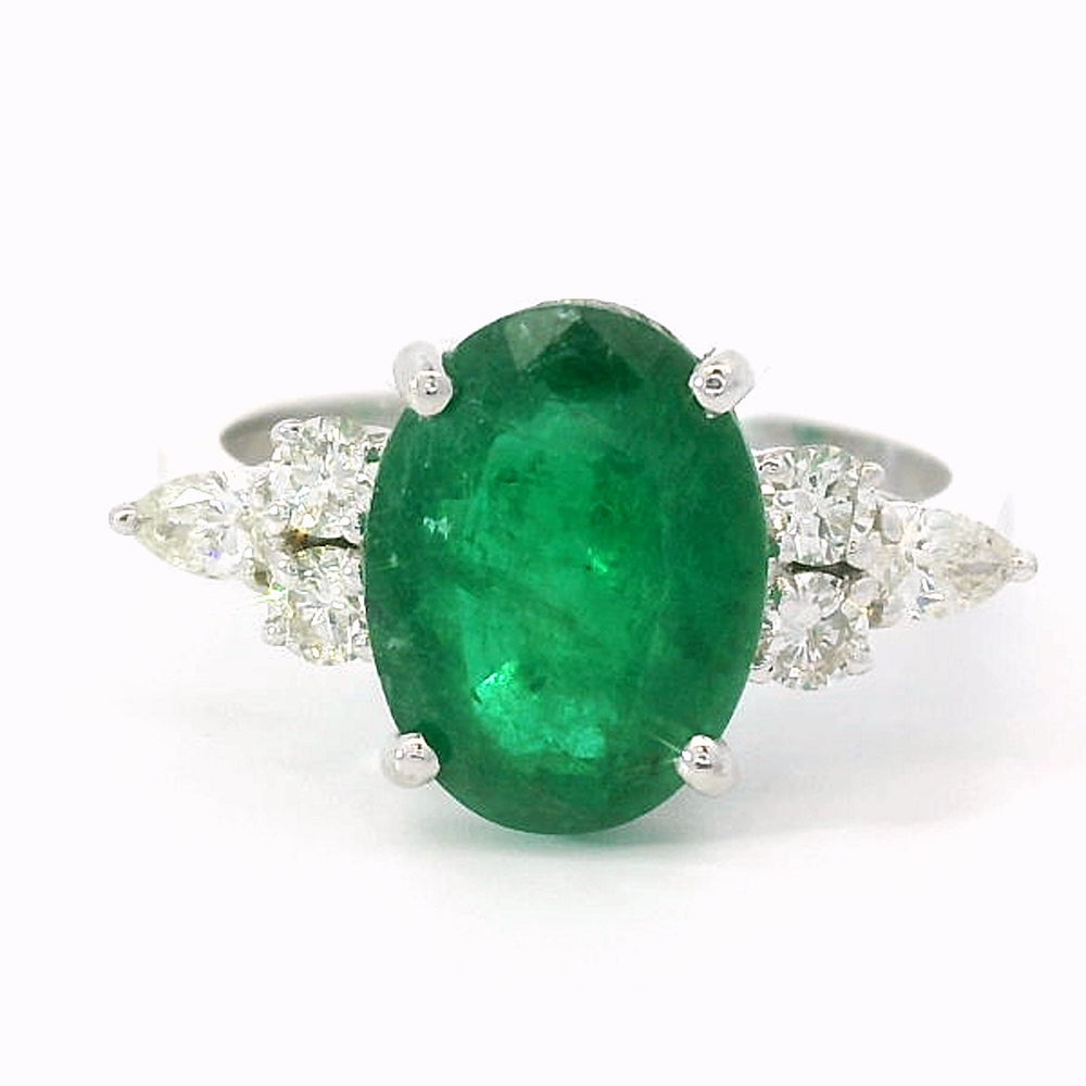 
                      
                        18 karaat wit gouden fantasie trilogie ring van 3.76 gram en 2 tot 3 mm breed. Bezet met 1 ovaal geslepen smaragd van 3.00 crt en 4 briljant geslepen diamanten met een totaalgewicht van 0.20 crt Kleur: G Kwaliteit: SI2 Zetting: 11 x 19 mm. Model: R 10772
                      
                    