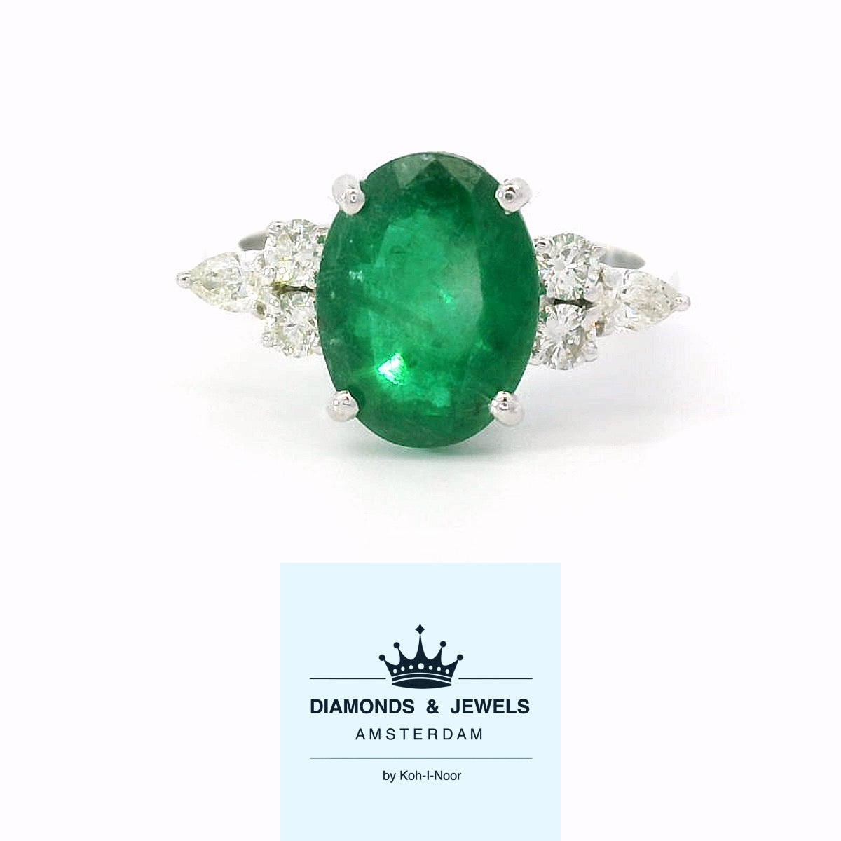 18 karaat wit gouden fantasie trilogie ring van 3.76 gram en 2 tot 3 mm breed. Bezet met 1 ovaal geslepen smaragd van 3.00 crt en 4 briljant geslepen diamanten met een totaalgewicht van 0.20 crt Kleur: G Kwaliteit: SI2 Zetting: 11 x 19 mm. Model: R 10772