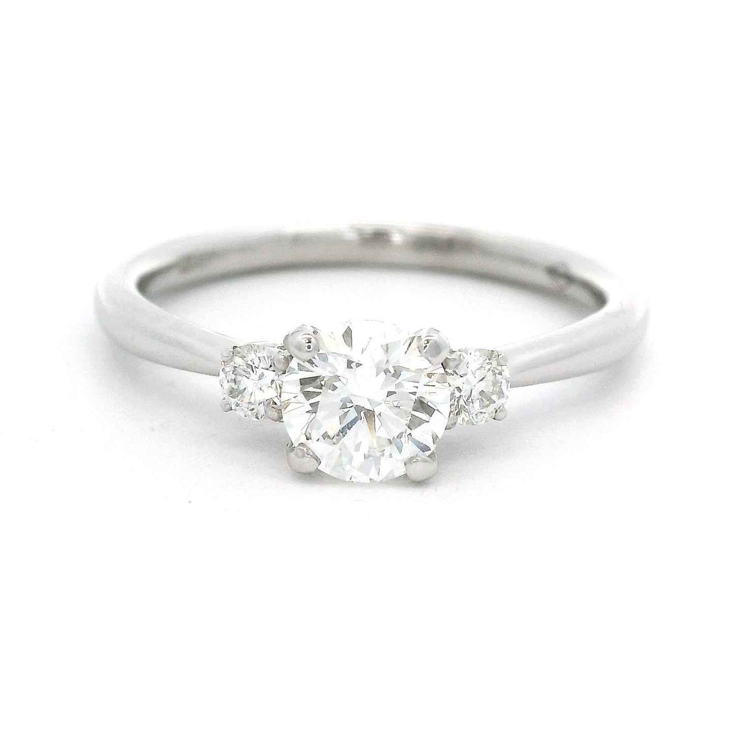 18 karaat witgouden trilogiering met 1 briljant geslepen diamant als middensteen van 0.60 crt en 2 briljant geslepen zijstenen met een totaalgewicht van 0.13 crt zetting: 5.5 mm x 10 mm