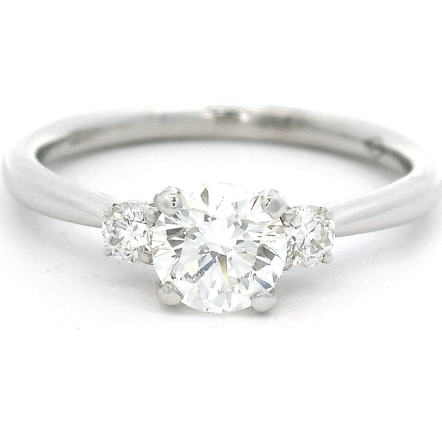 18 karaat witgouden trilogiering met 1 briljant geslepen diamant als middensteen van 0.60 crt en 2 briljant geslepen zijstenen met een totaalgewicht van 0.13 crt zetting: 5.5 mm x 10 mm