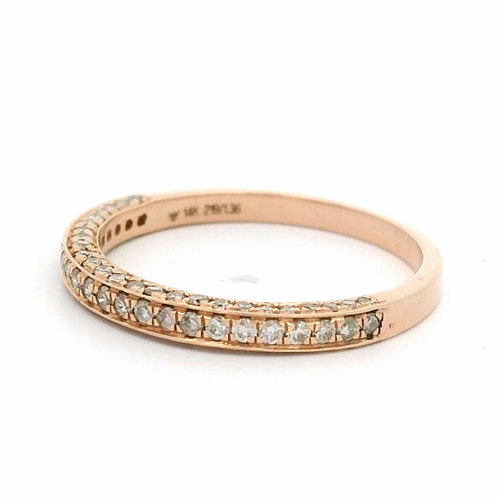 
                      
                        14 karaat rosé gouden rijring van 1.6 gram en 2 m breed. Aan drie zijden bezet met 73 briljant geslepen diamanten met een totaalgewicht van 0.45 crt Kleur: H Kwaliteit: SI Model: R 10781
                      
                    