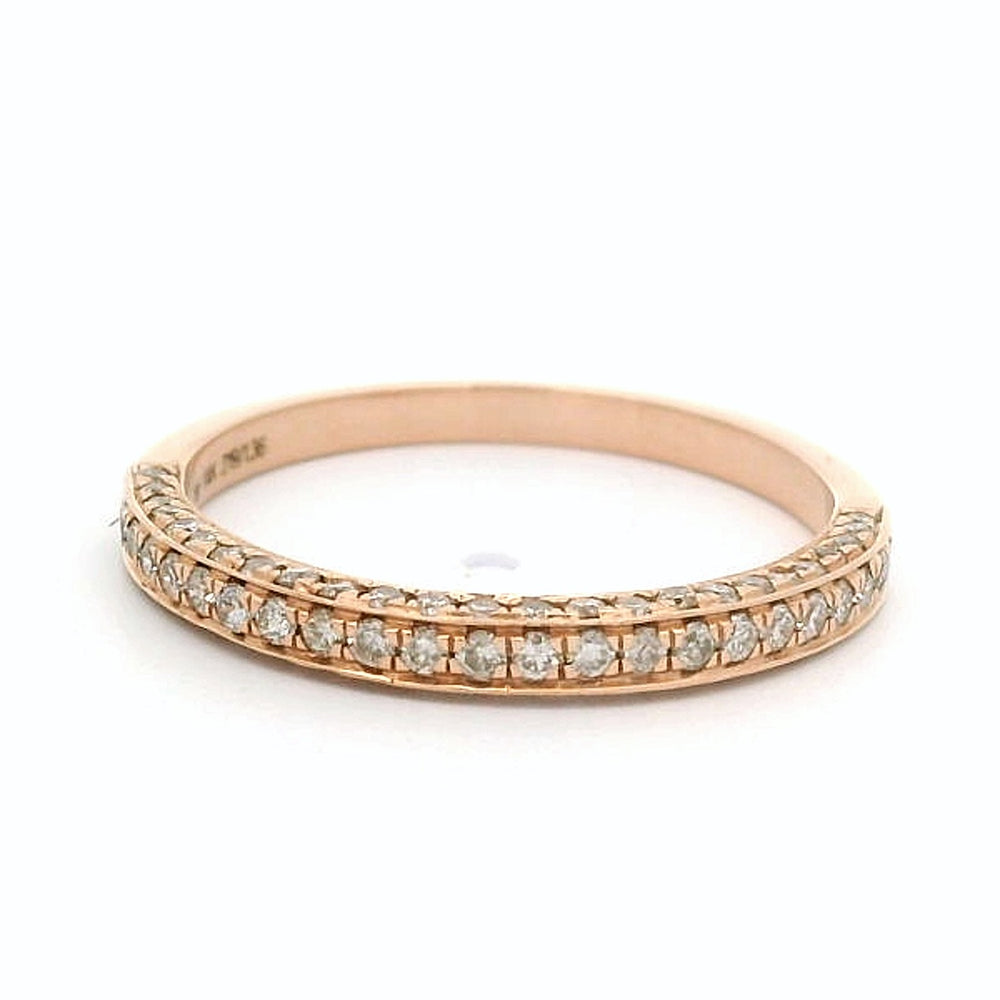 14 karaat rosé gouden rijring van 1.6 gram en 2 m breed. Aan drie zijden bezet met 73 briljant geslepen diamanten met een totaalgewicht van 0.45 crt Kleur: H Kwaliteit: SI Model: R 10781
