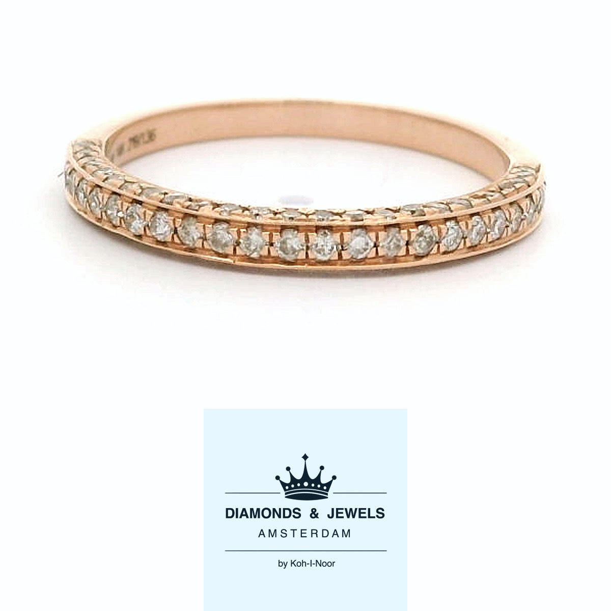 14 karaat rosé gouden rijring van 1.6 gram en 2 m breed. Aan drie zijden bezet met 73 briljant geslepen diamanten met een totaalgewicht van 0.45 crt Kleur: H Kwaliteit: SI Model: R 10781