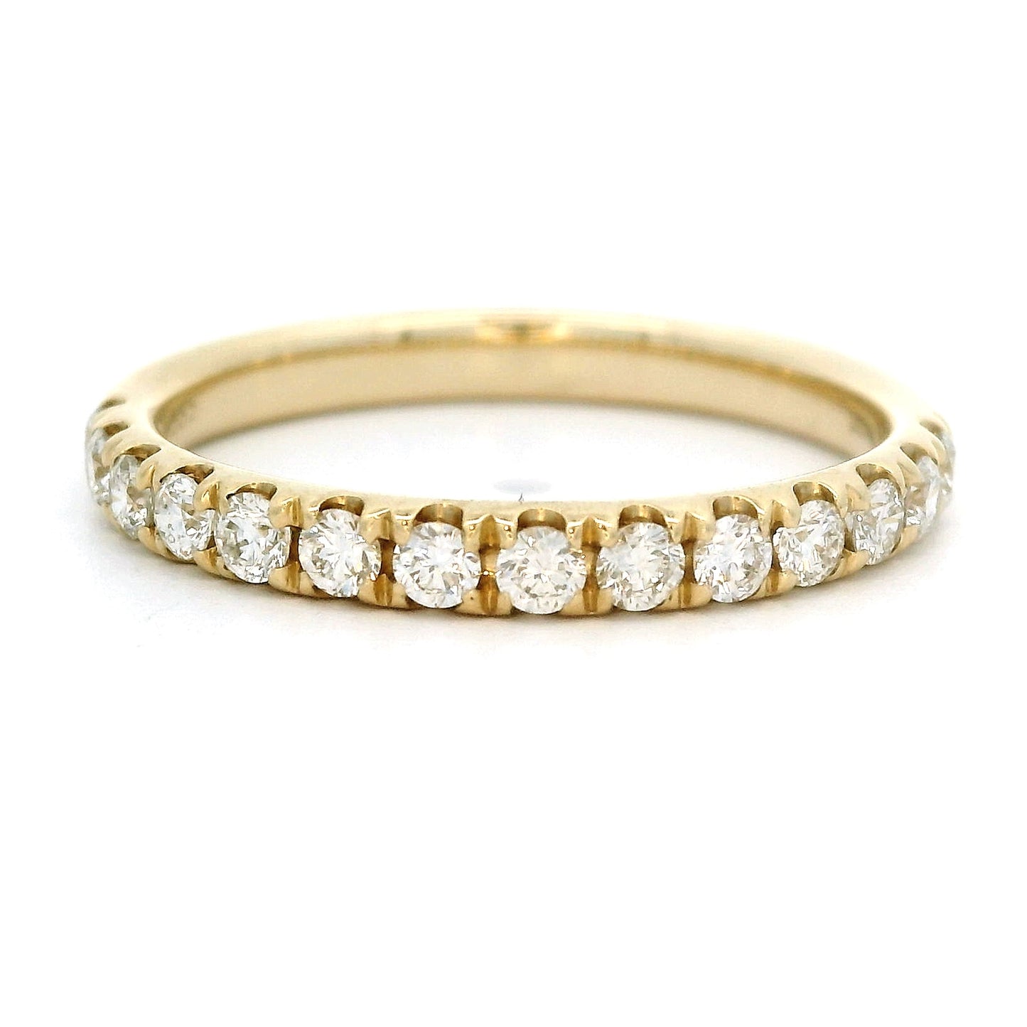 14 karaat geel gouden rijring met zacht afgeronde zettingen. De ring is 2.5 mm breed en bevat 14 briljant geslepen diamanten met een totaalgewicht van 0.44 crt. Hoge kleur en kwaliteit.