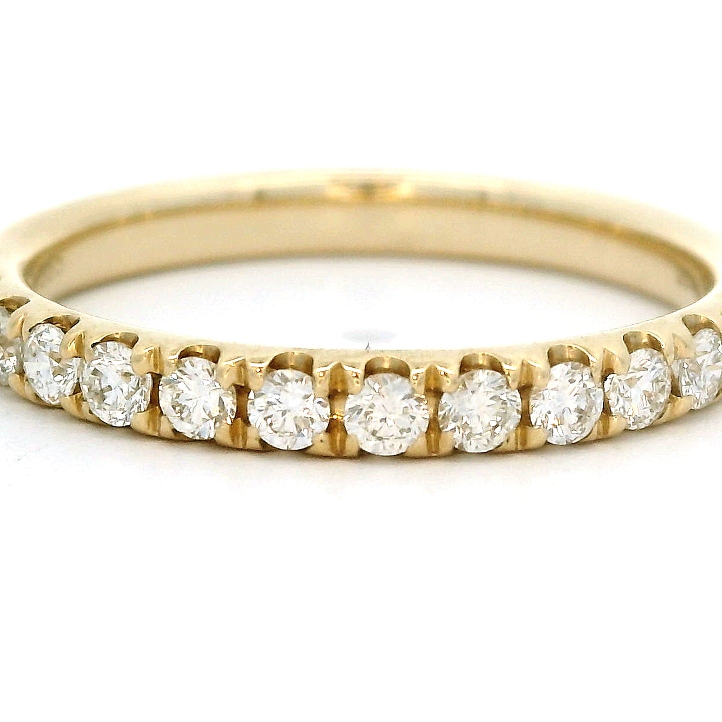 14 karaat geel gouden rijring met zacht afgeronde zettingen. De ring is 2.5 mm breed en bevat 14 briljant geslepen diamanten met een totaalgewicht van 0.44 crt. Hoge kleur en kwaliteit.