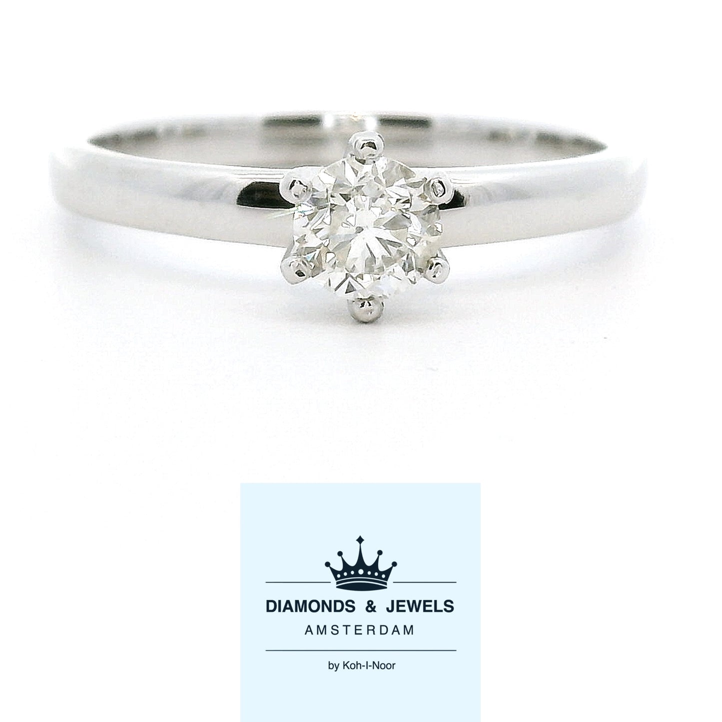 14 karaat witgouden solitair ring van 2.43 gram en 2,5 mm breed. Bezet met 1 briljant geslepen diamant van 0.33 crt Kleur: H Kwaliteit: SI2 Zetting: Ø 6mm Model: R 10815