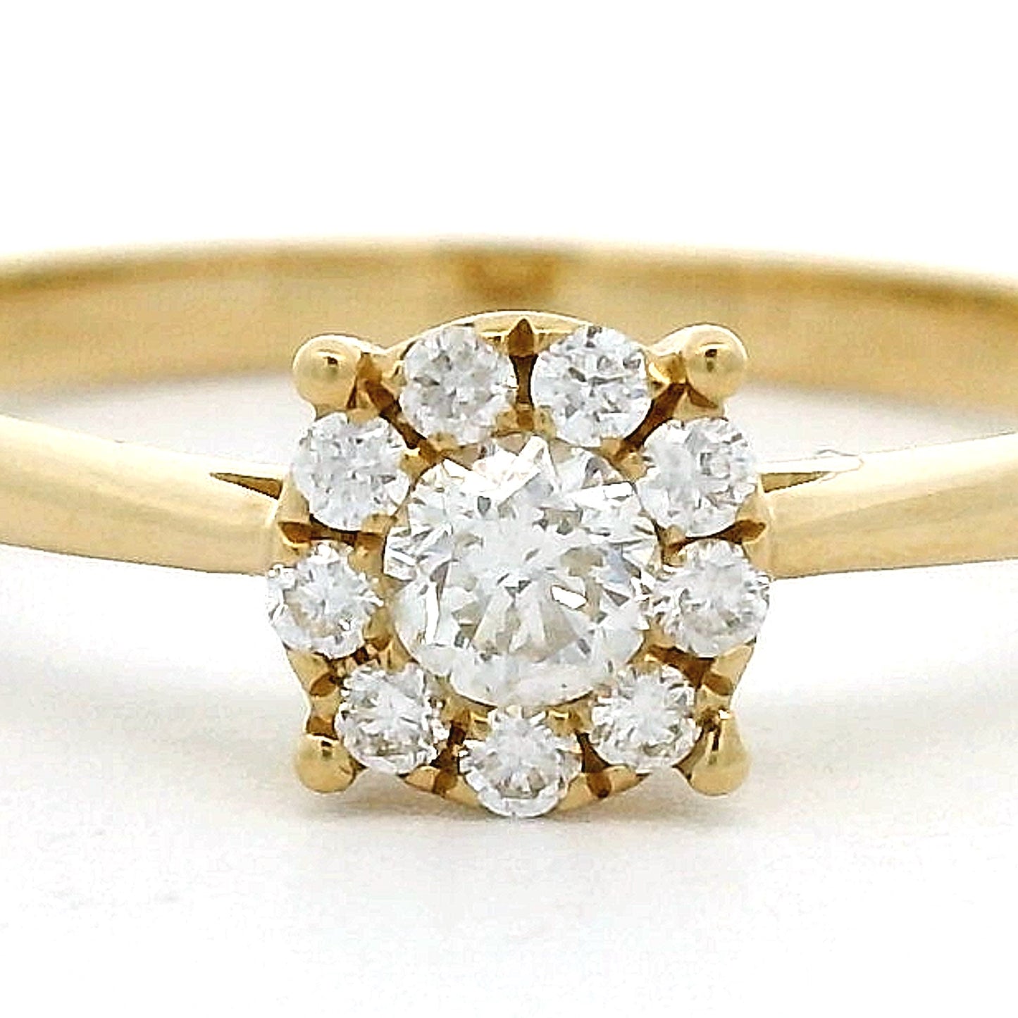 18 karaat geelgouden rozet ring van 1.82 gram. Bezet met 1 briljant geslepen diamant van 0.13 crt en 9 kleinere briljant geslepen diamanten met een totaalgewicht van 0.10 crt Kleur: G Zuiverheid: VS Zetting: 6 mm