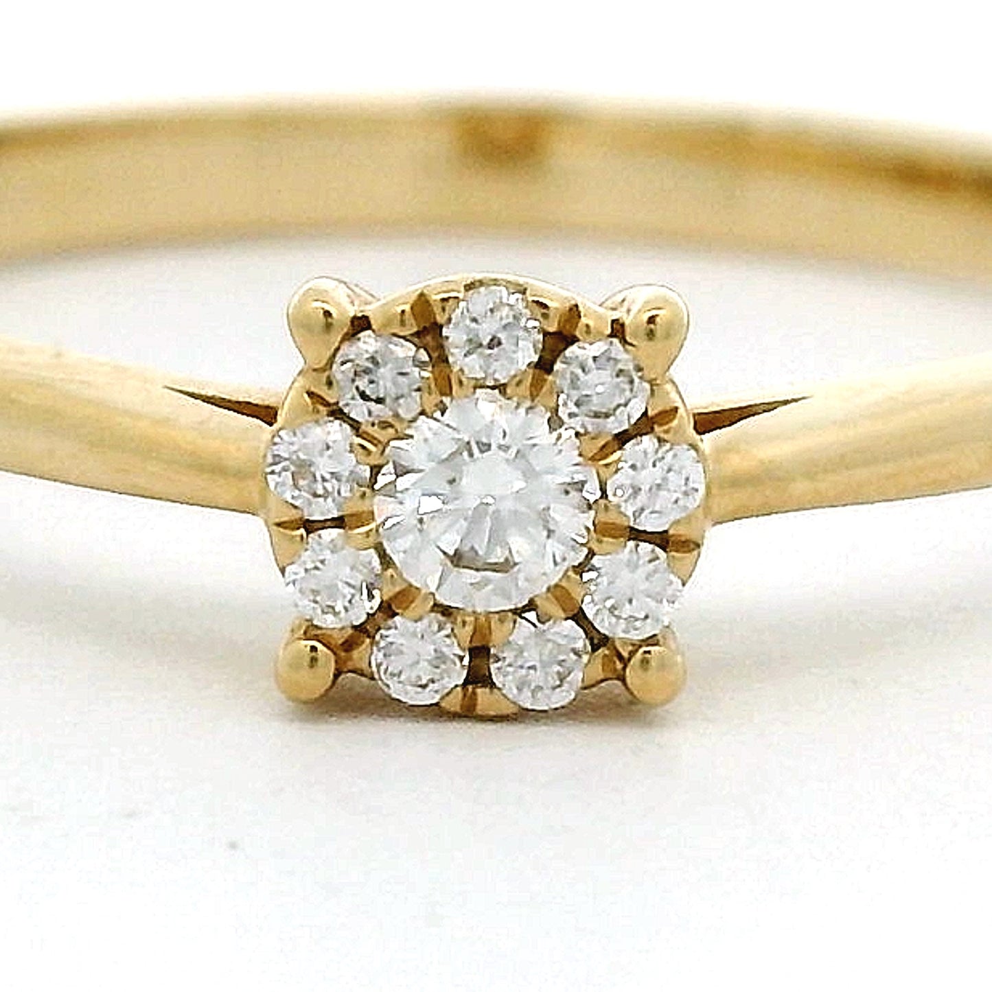 18 karaat geel gouden rozet ring met invisible zetting. bezet met 10 briljant geslepen diamanten met een totaalgewicht van 0.0 crt Kleur: G Zuiverheid: VS Zetting: 5 mm