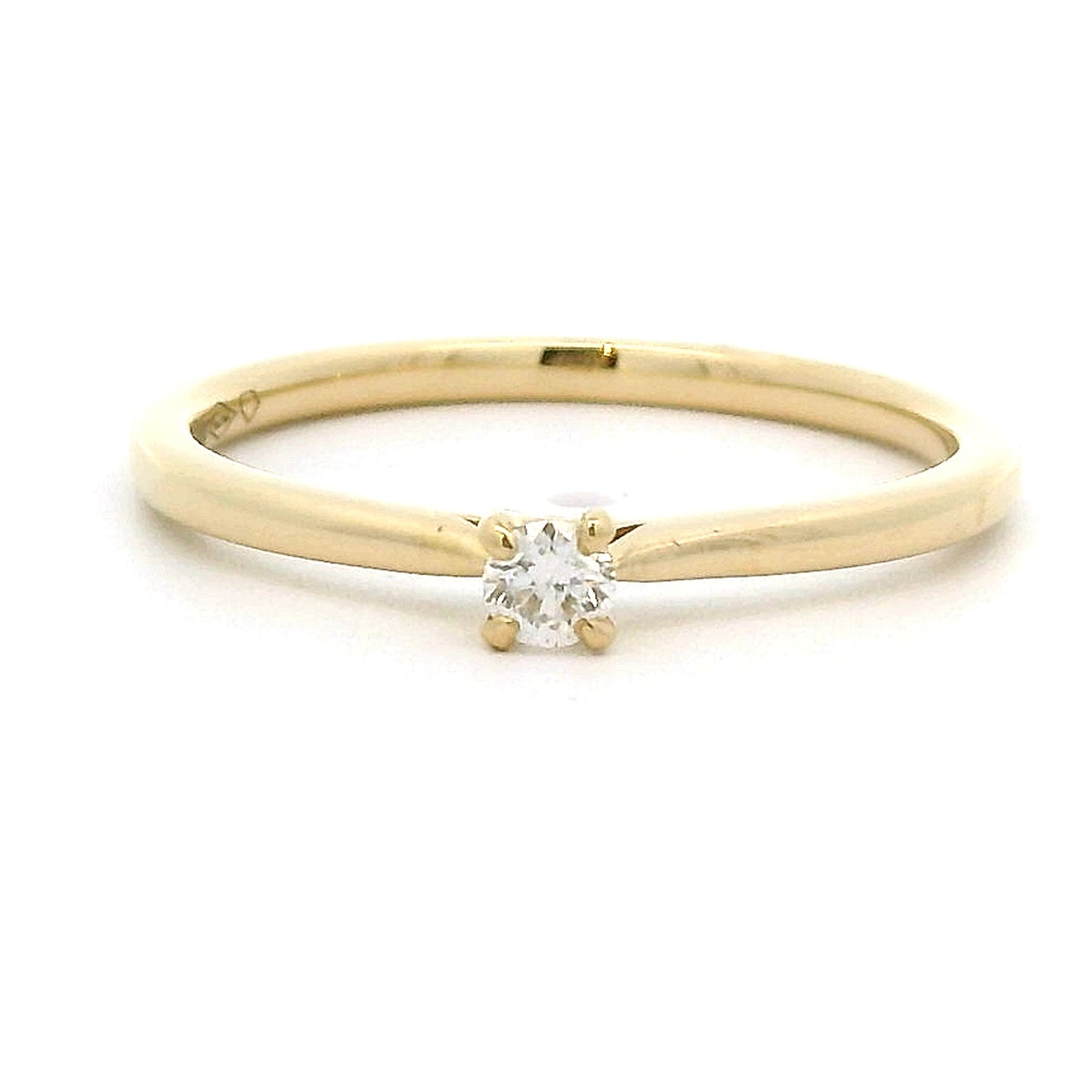 18 karaat geel gouden solitair ring met 4-poot zettng. Bezet met 1 briljnat geslepen diamant van 0.09 crt Kleur: F Zuiverheid: VVS1 Zetting: Ø 3 mm Model: R 10899