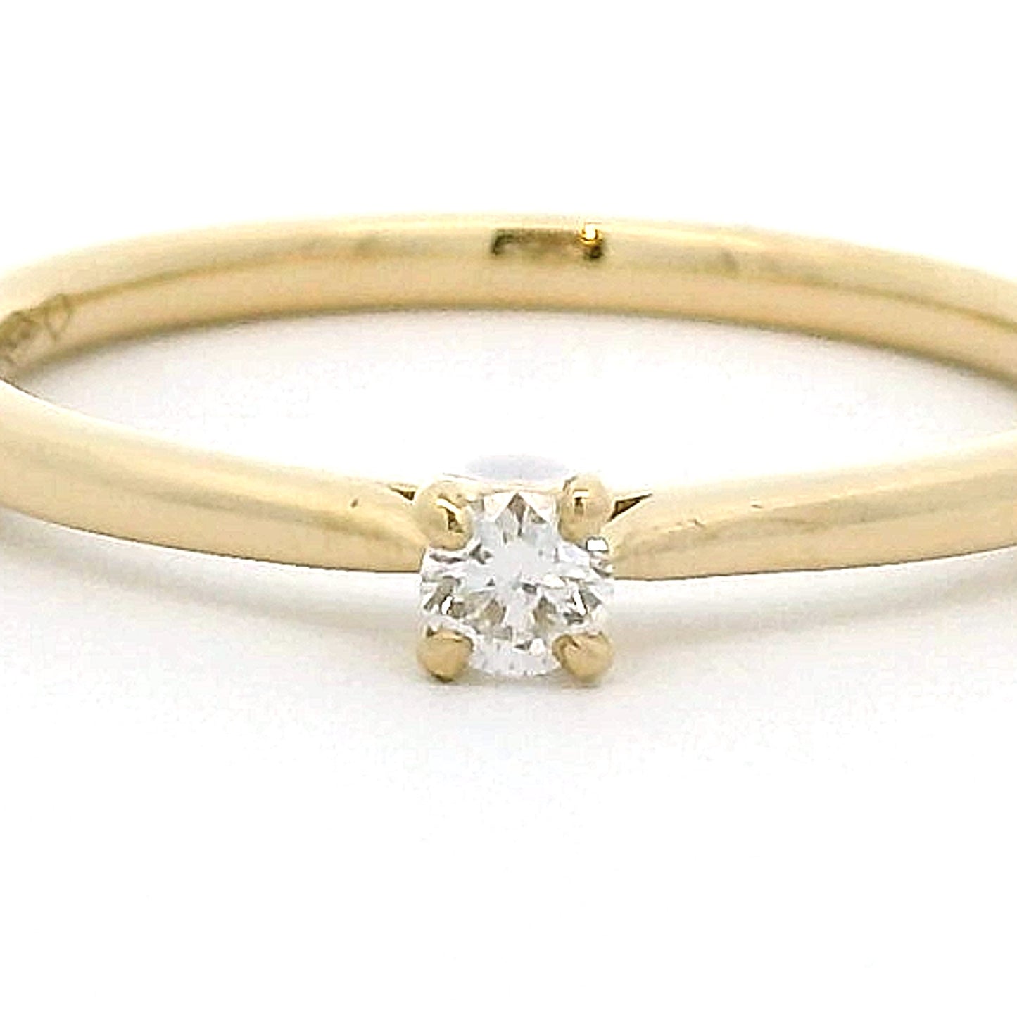 18 karaat geel gouden solitair ring met 4-poot zettng. Bezet met 1 briljnat geslepen diamant van 0.09 crt Kleur: F Zuiverheid: VVS1 Zetting: Ø 3 mm Model: R 10899