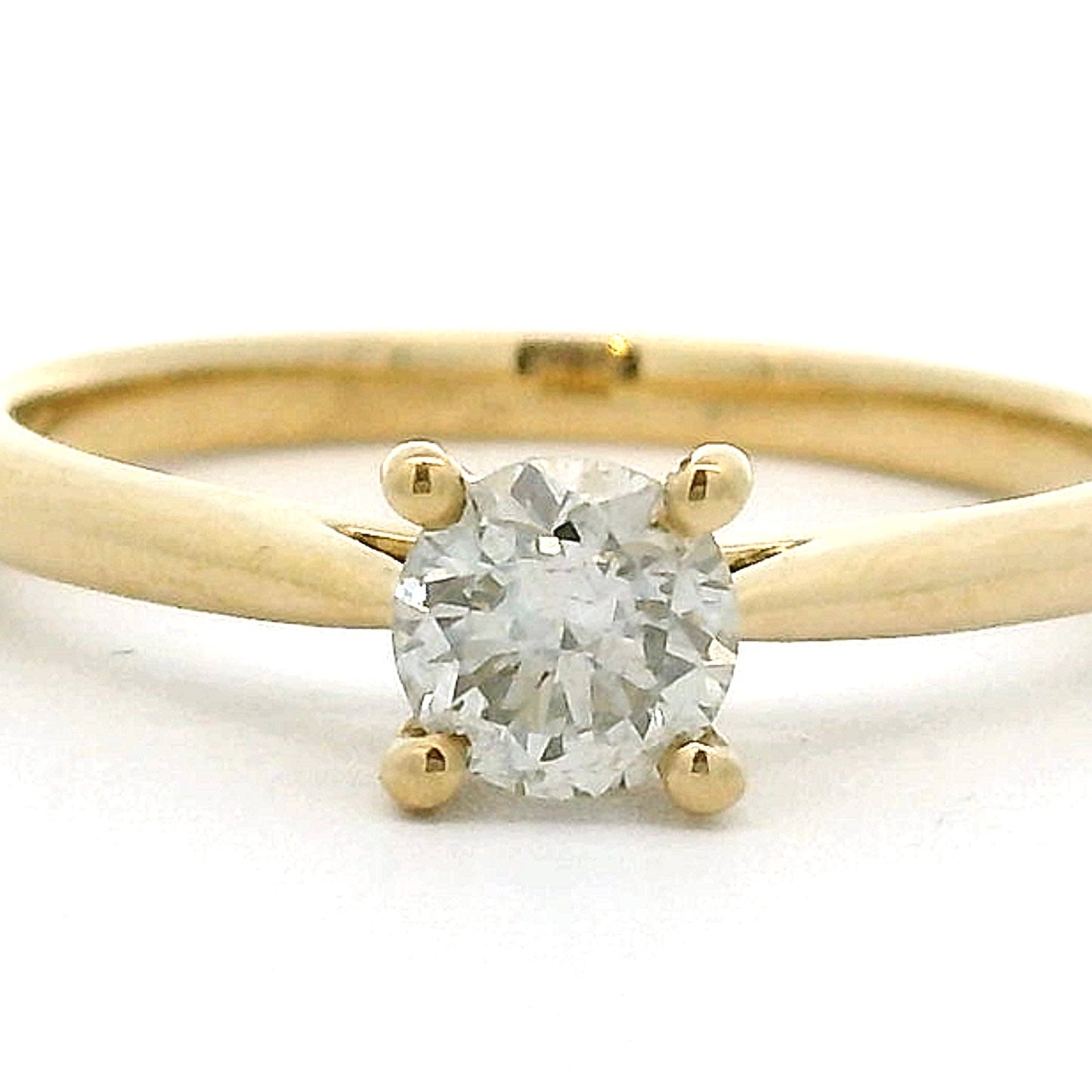 18 karaat geel gouden solitair ring met 4 pootszetting. Bezet met 1 briljant geslepen diamant van 0.41 crt Kleur: H Zuiverheid: VS2 Zetting: Ø 5 mm