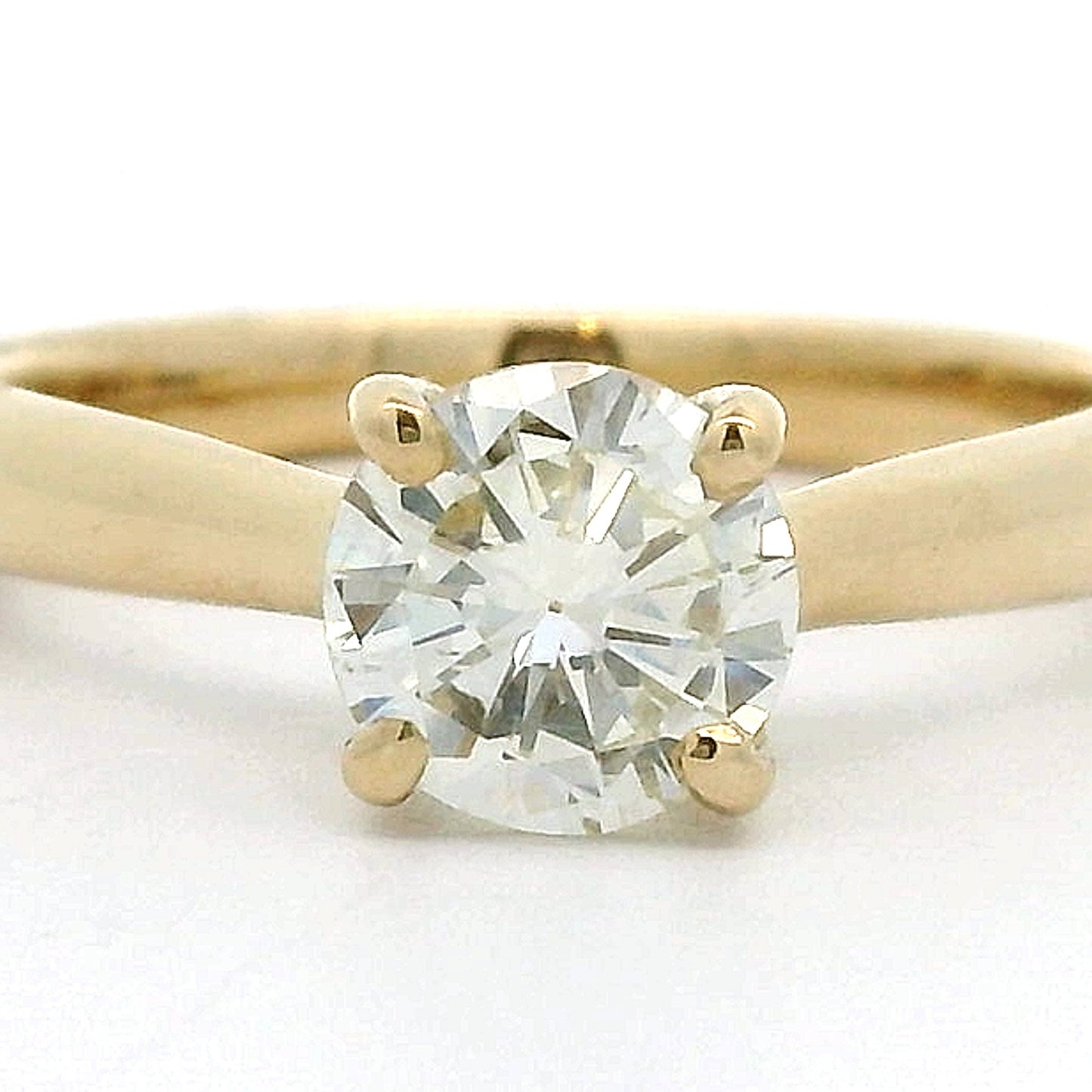 Voordelige 14 karaat geelgouden solitair ring. Bezet met 1 briljant geslepen diamant van 0.95 crt Kleur: I Zuiverheid: SI1 Zetting: Ø 6.5 mm