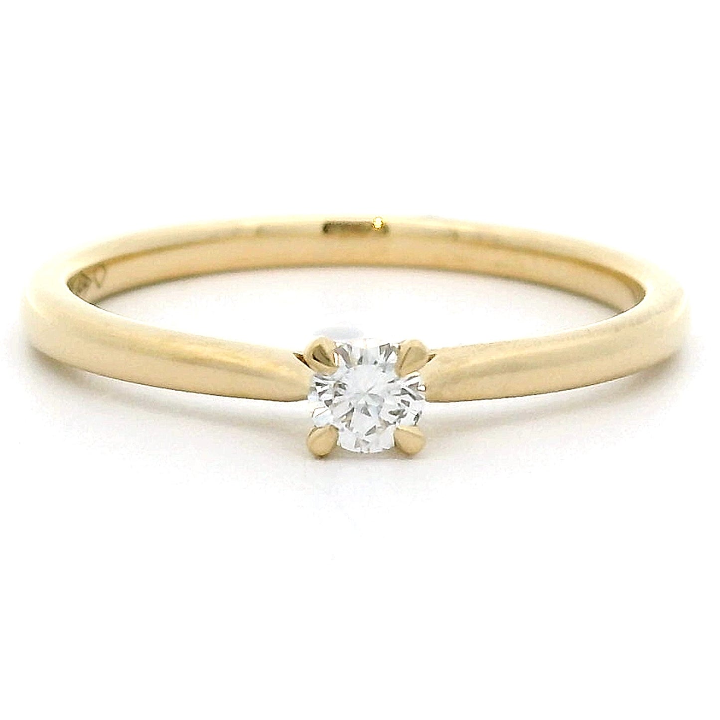 18 karaat geel gouden solitair ring van 2.16 gram en 1 tot 2 mm breed. Bezet met 1 briljant geslepen diamant van 0.12 crt Kleur: F Zuiverheid: VVS1 Zetting: Ø 3.5 mm