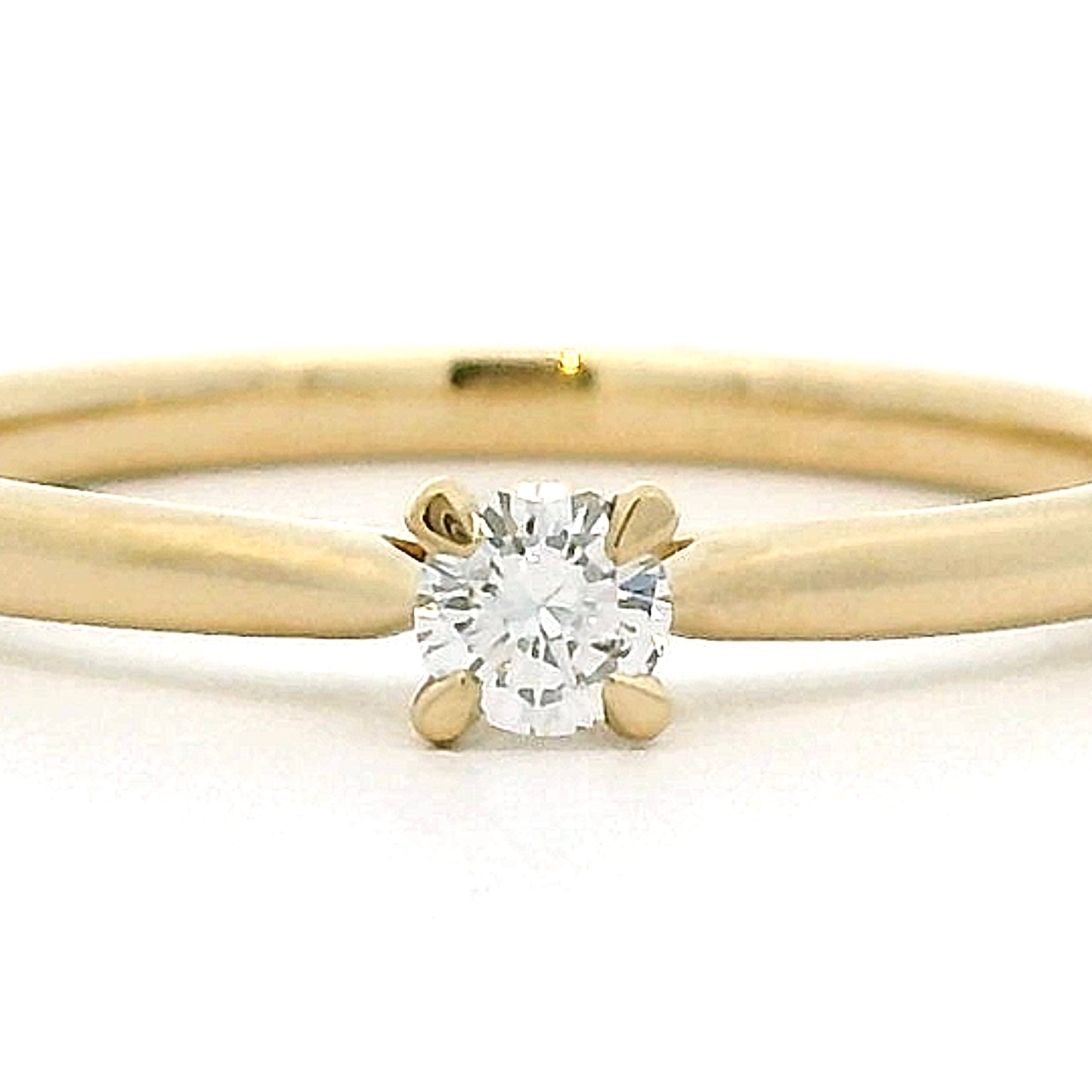 18 karaat geel gouden solitair ring van 2.16 gram en 1 tot 2 mm breed. Bezet met 1 briljant geslepen diamant van 0.12 crt Kleur: F Zuiverheid: VVS1 Zetting: Ø 3.5 mm