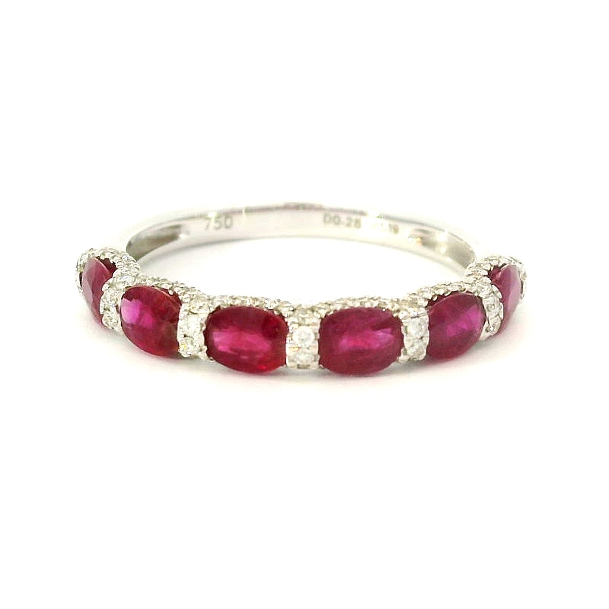 18 karaat wit gouden fantasie rijring van 2.01 gram en 2 tot 3 mm breed. Bezet met 6 ovaal geslepen robijnen met een totaalgewicht van 1.19 crt en 76 briljant geslepen diamanten met een totaalgewicht van 0.28 crt Kleur: G Kwaliteiet: VS2 Model: R 10667