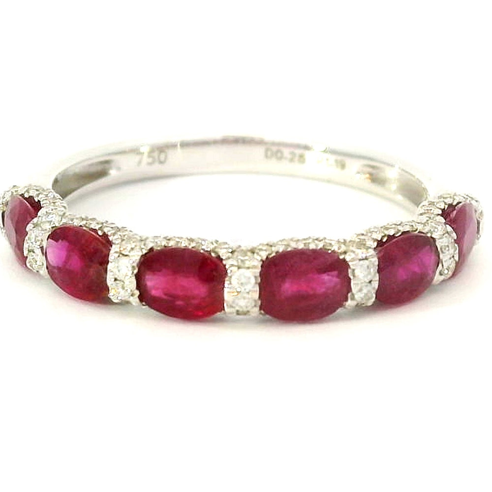 
                      
                        18 karaat wit gouden fantasie rijring van 2.01 gram en 2 tot 3 mm breed. Bezet met 6 ovaal geslepen robijnen met een totaalgewicht van 1.19 crt en 76 briljant geslepen diamanten met een totaalgewicht van 0.28 crt Kleur: G Kwaliteiet: VS2 Model: R 10667
                      
                    