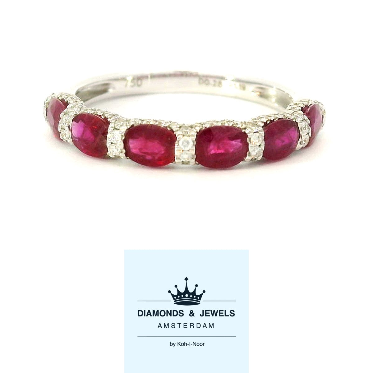 18 karaat wit gouden fantasie rijring van 2.01 gram en 2 tot 3 mm breed. Bezet met 6 ovaal geslepen robijnen met een totaalgewicht van 1.19 crt en 76 briljant geslepen diamanten met een totaalgewicht van 0.28 crt Kleur: G Kwaliteiet: VS2 Model: R 10667