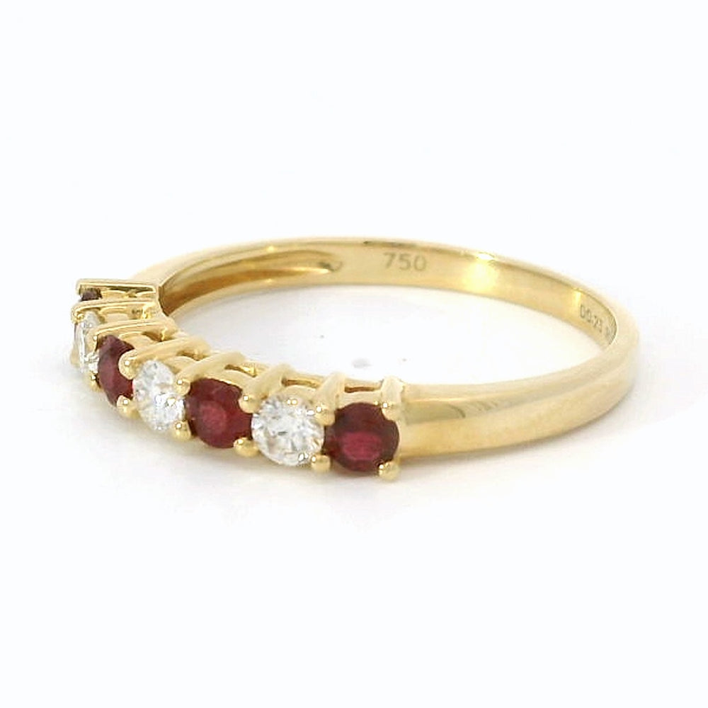 
                      
                        18 karaat geelgouden rijring van 2.05 gram. Bezet met 3 briljant geslepen diamanten met een totaalgewicht van 0.23 crt Kleur: G Kwaliteit: VS2 en 4 robijnen met een totaalgewicht van 0.32 crt. Zetting: 12 x 3 mm Model: R 60669
                      
                    