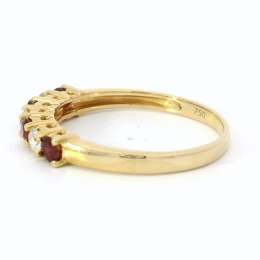
                      
                        18 karaat geelgouden rijring van 2.05 gram. Bezet met 3 briljant geslepen diamanten met een totaalgewicht van 0.23 crt Kleur: G Kwaliteit: VS2 en 4 robijnen met een totaalgewicht van 0.32 crt. Zetting: 12 x 3 mm Model: R 60669
                      
                    