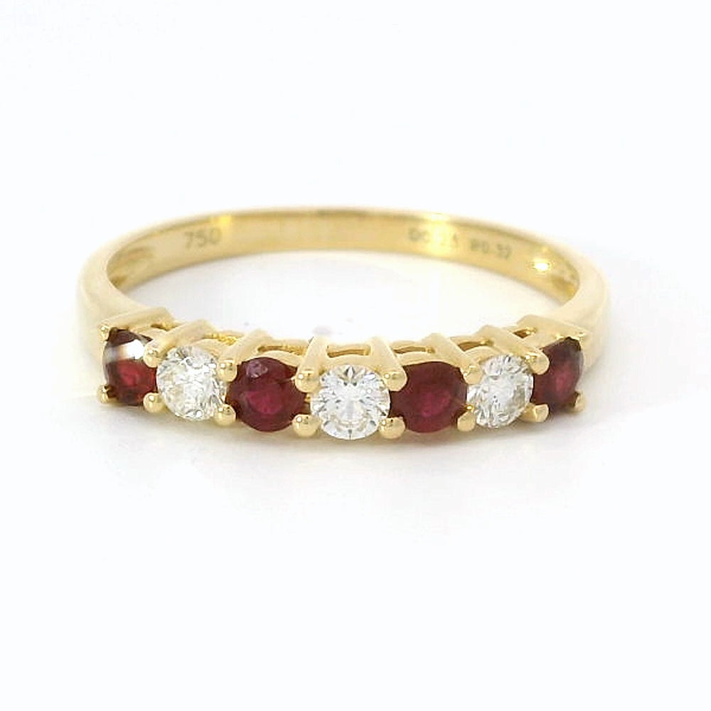 18 karaat geelgouden rijring van 2.05 gram. Bezet met 3 briljant geslepen diamanten met een totaalgewicht van 0.23 crt Kleur: G Kwaliteit: VS2 en 4 robijnen met een totaalgewicht van 0.32 crt. Zetting: 12 x 3 mm Model: R 60669