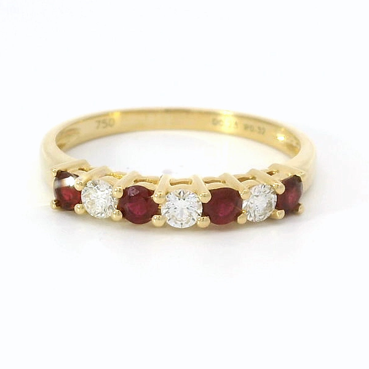 18 karaat geelgouden rijring van 2.05 gram. Bezet met 3 briljant geslepen diamanten met een totaalgewicht van 0.23 crt Kleur: G Kwaliteit: VS2 en 4 robijnen met een totaalgewicht van 0.32 crt. Zetting: 12 x 3 mm Model: R 60669