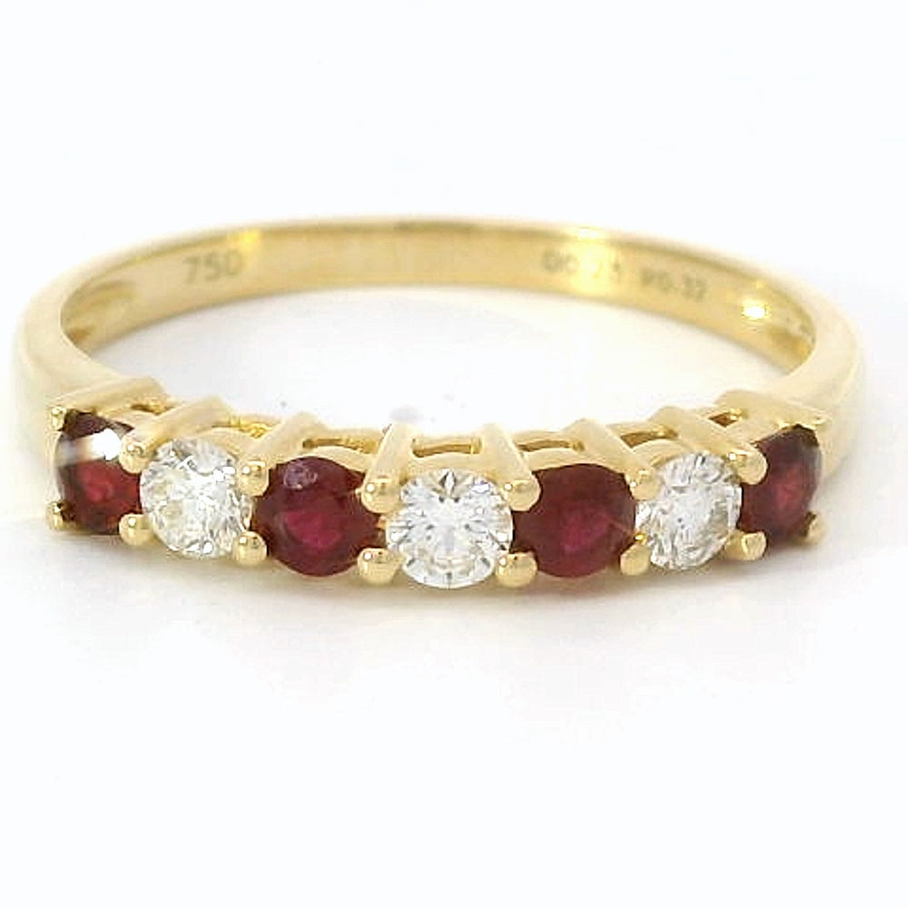 
                      
                        18 karaat geelgouden rijring van 2.05 gram. Bezet met 3 briljant geslepen diamanten met een totaalgewicht van 0.23 crt Kleur: G Kwaliteit: VS2 en 4 robijnen met een totaalgewicht van 0.32 crt. Zetting: 12 x 3 mm Model: R 60669
                      
                    