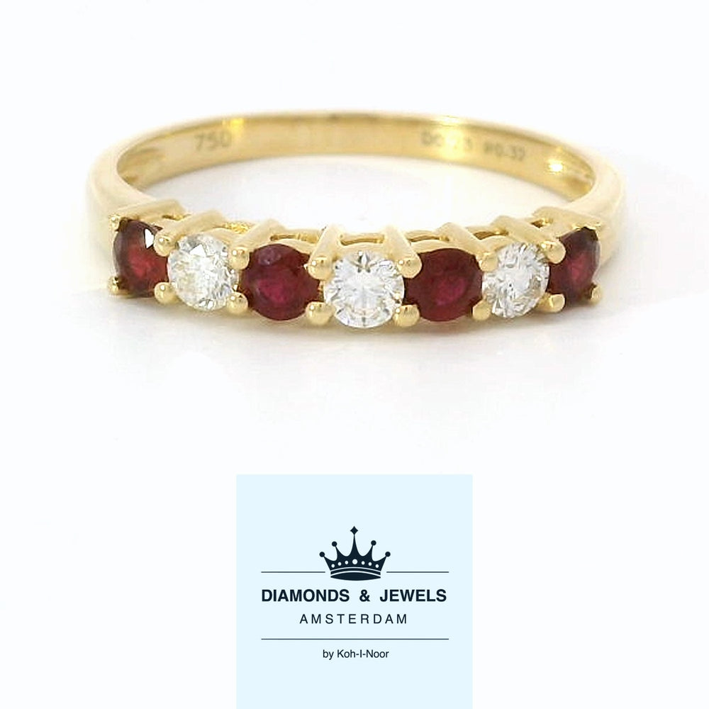 18 karaat geelgouden rijring van 2.05 gram. Bezet met 3 briljant geslepen diamanten met een totaalgewicht van 0.23 crt Kleur: G Kwaliteit: VS2 en 4 robijnen met een totaalgewicht van 0.32 crt. Zetting: 12 x 3 mm Model: R 60669