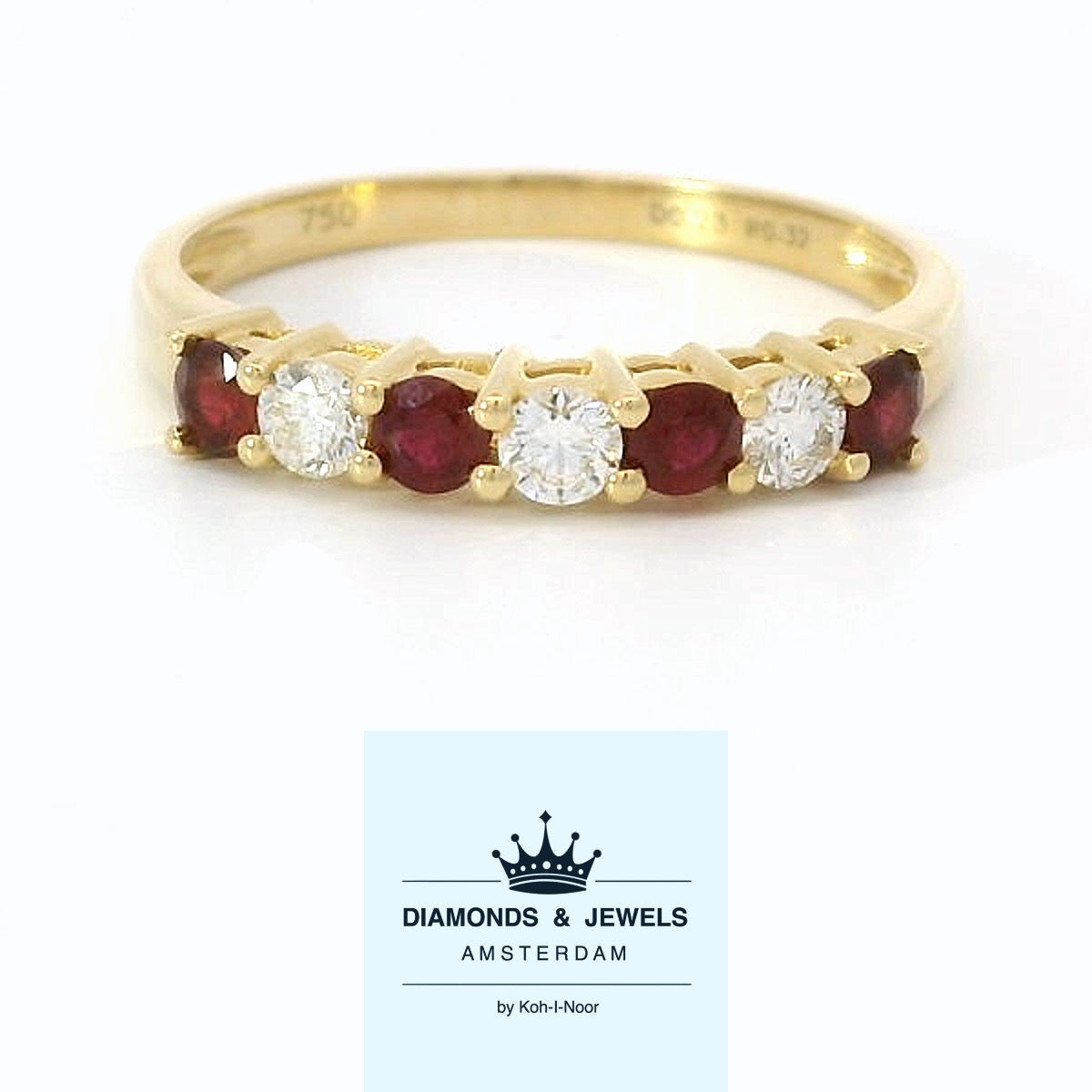 18 karaat geelgouden rijring van 2.05 gram. Bezet met 3 briljant geslepen diamanten met een totaalgewicht van 0.23 crt Kleur: G Kwaliteit: VS2 en 4 robijnen met een totaalgewicht van 0.32 crt. Zetting: 12 x 3 mm Model: R 60669
