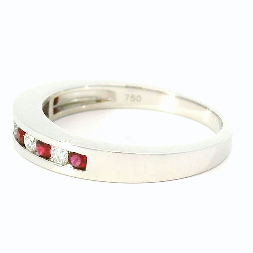 
                      
                        18 karaat witgouden rail rij ring van 4.7 gram. Bezet met 5 briljant geslepen diamanten met een totaalgewicht van 0.18 crt. Kleur: Top Wesselton Kwaliteit: VS1 en 6 rond geslepen robijnen met een totaalgewicht van 024 crt. Model: R 9949
                      
                    