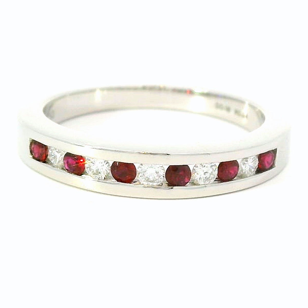 18 karaat witgouden rail rij ring van 4.7 gram. Bezet met 5 briljant geslepen diamanten met een totaalgewicht van 0.18 crt. Kleur: Top Wesselton Kwaliteit: VS1 en 6 rond geslepen robijnen met een totaalgewicht van 024 crt. Model: R 9949