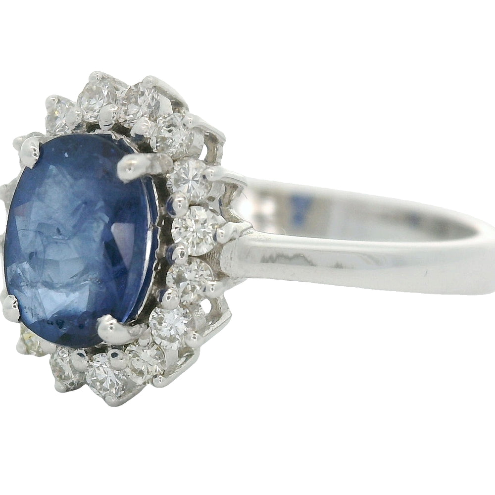 
                      
                        18 karaat witgouden rozetring van 3.3 gram. en 2.5 mm breed. Bezet met 1 ovaal geslepen saffier van 1.10 crt. en 16 briljant geslepen diamanten met een totaalgewicht van 0.16 crt. Kleur:G Kwaliteit: SI2 Zetting:11 x 9 mm Model: R 10543
                      
                    