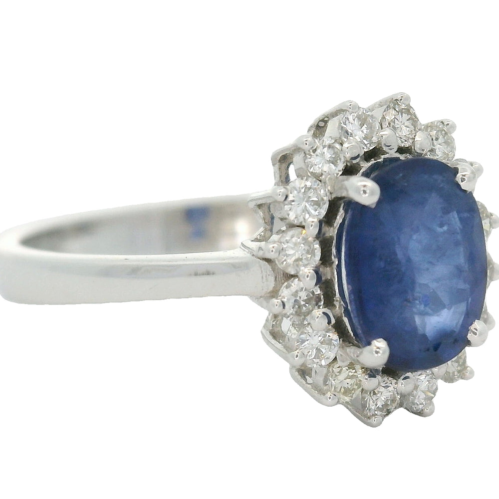 
                      
                        18 karaat witgouden rozetring van 3.3 gram. en 2.5 mm breed. Bezet met 1 ovaal geslepen saffier van 1.10 crt. en 16 briljant geslepen diamanten met een totaalgewicht van 0.16 crt. Kleur:G Kwaliteit: SI2 Zetting:11 x 9 mm Model: R 10543
                      
                    