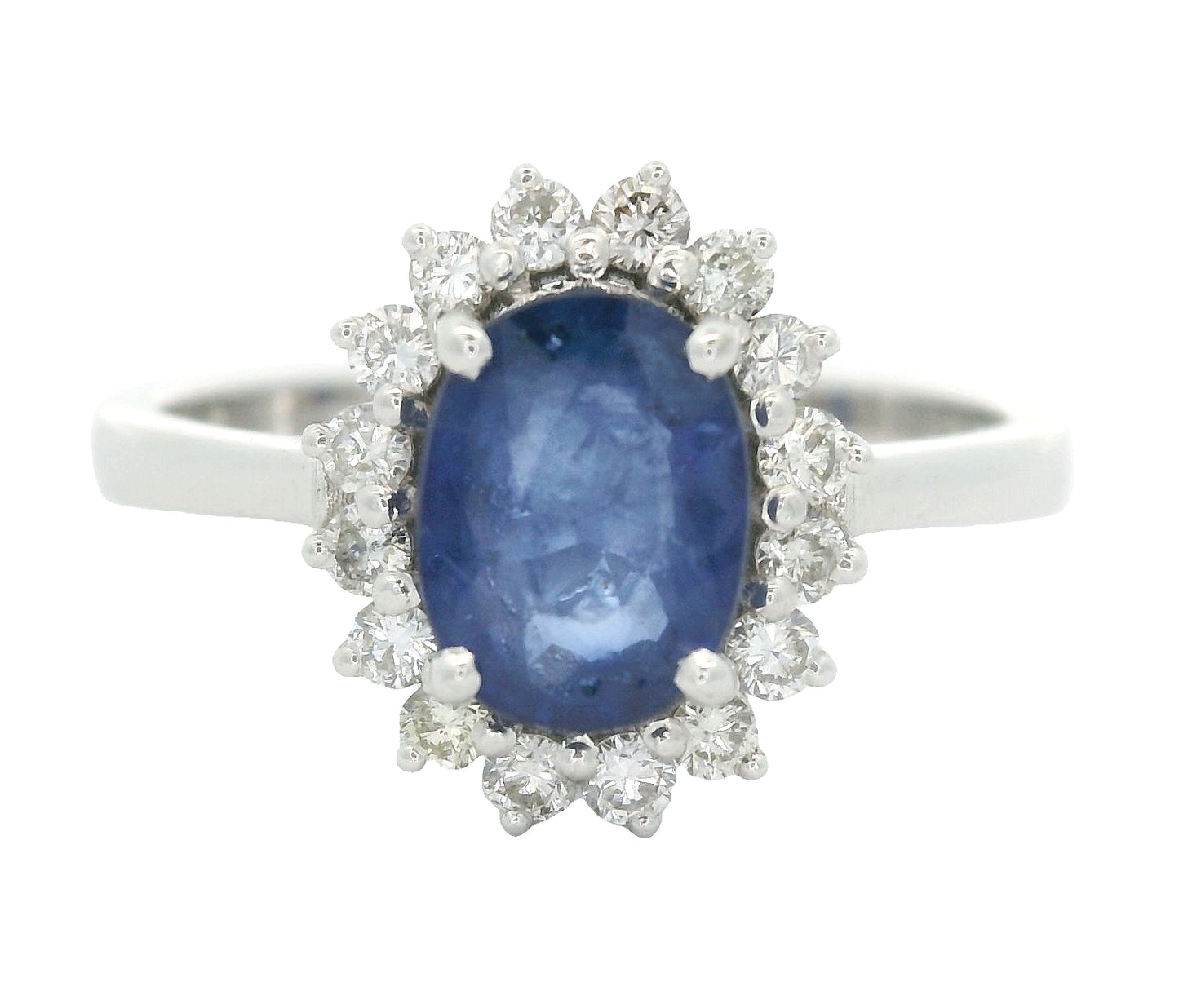 18 karaat witgouden rozetring van 3.3 gram. en 2.5 mm breed. Bezet met 1 ovaal geslepen saffier van 1.10 crt. en 16 briljant geslepen diamanten met een totaalgewicht van 0.16 crt. Kleur:G Kwaliteit: SI2 Zetting:11 x 9 mm Model: R 10543