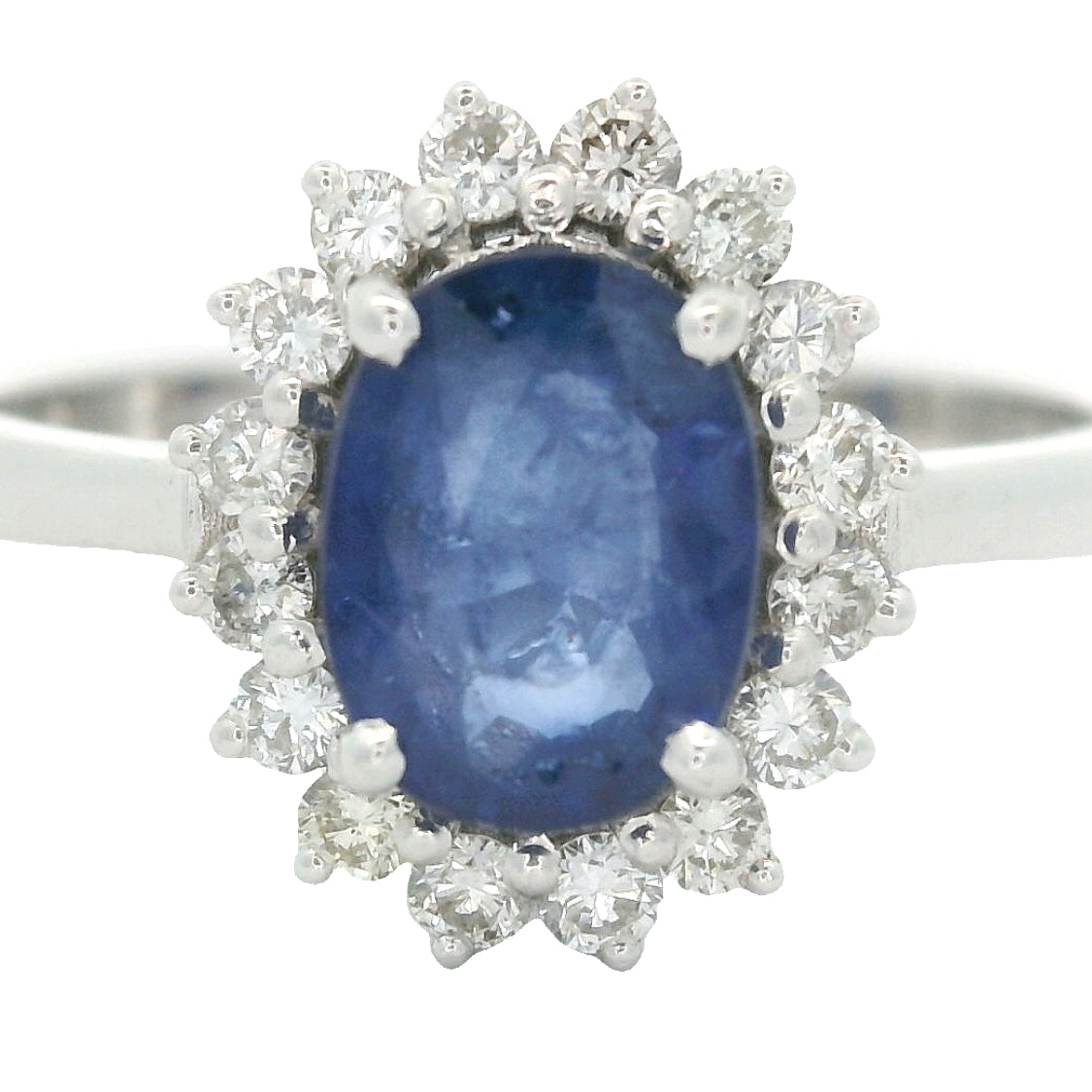 18 karaat witgouden rozetring van 3.3 gram. en 2.5 mm breed. Bezet met 1 ovaal geslepen saffier van 1.10 crt. en 16 briljant geslepen diamanten met een totaalgewicht van 0.16 crt. Kleur:G Kwaliteit: SI2 Zetting:11 x 9 mm Model: R 10543