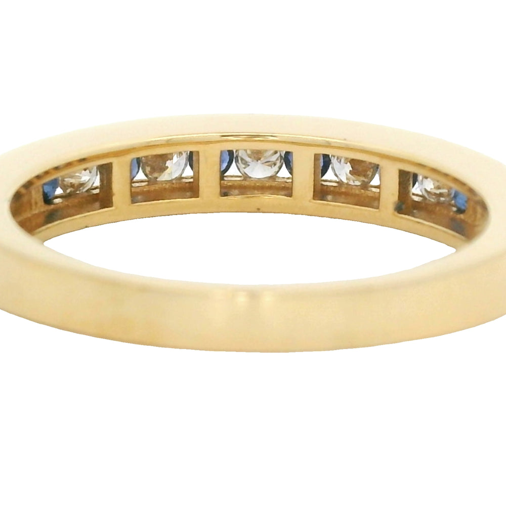 
                      
                        18 karaat geel gouden rijring van 4.27 gram en 2 tot 4 mm breed. Bezet met 6 saffieren met een totaalgewicht van 0.23 crt en 5 briljant geslepen diamanten met een totaalgewicht van 0.19 crt. Kleur: Top Wesselton Kwaliteit: VS1 Model: R 9952
                      
                    