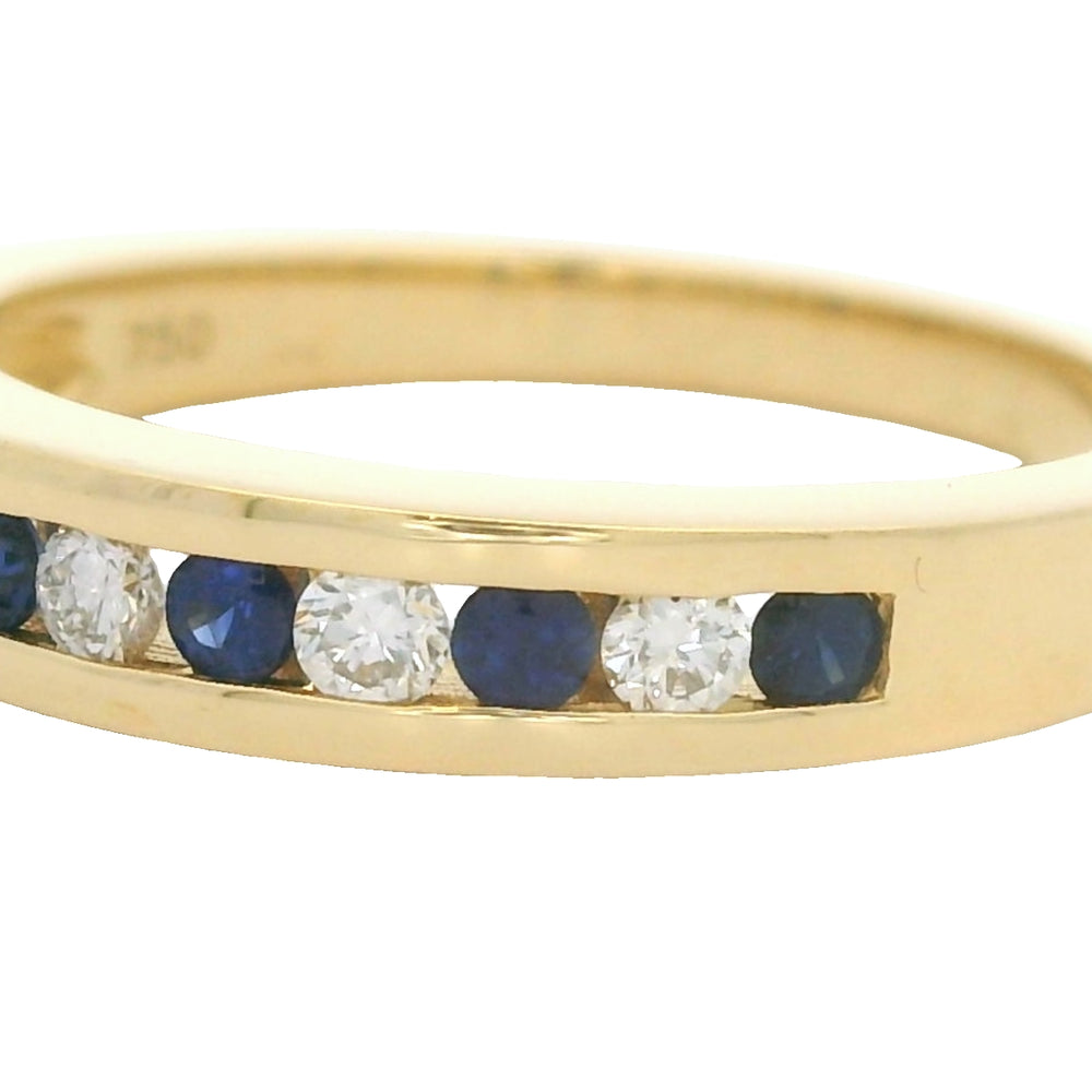 
                      
                        18 karaat geel gouden rijring van 4.27 gram en 2 tot 4 mm breed. Bezet met 6 saffieren met een totaalgewicht van 0.23 crt en 5 briljant geslepen diamanten met een totaalgewicht van 0.19 crt. Kleur: Top Wesselton Kwaliteit: VS1 Model: R 9952
                      
                    