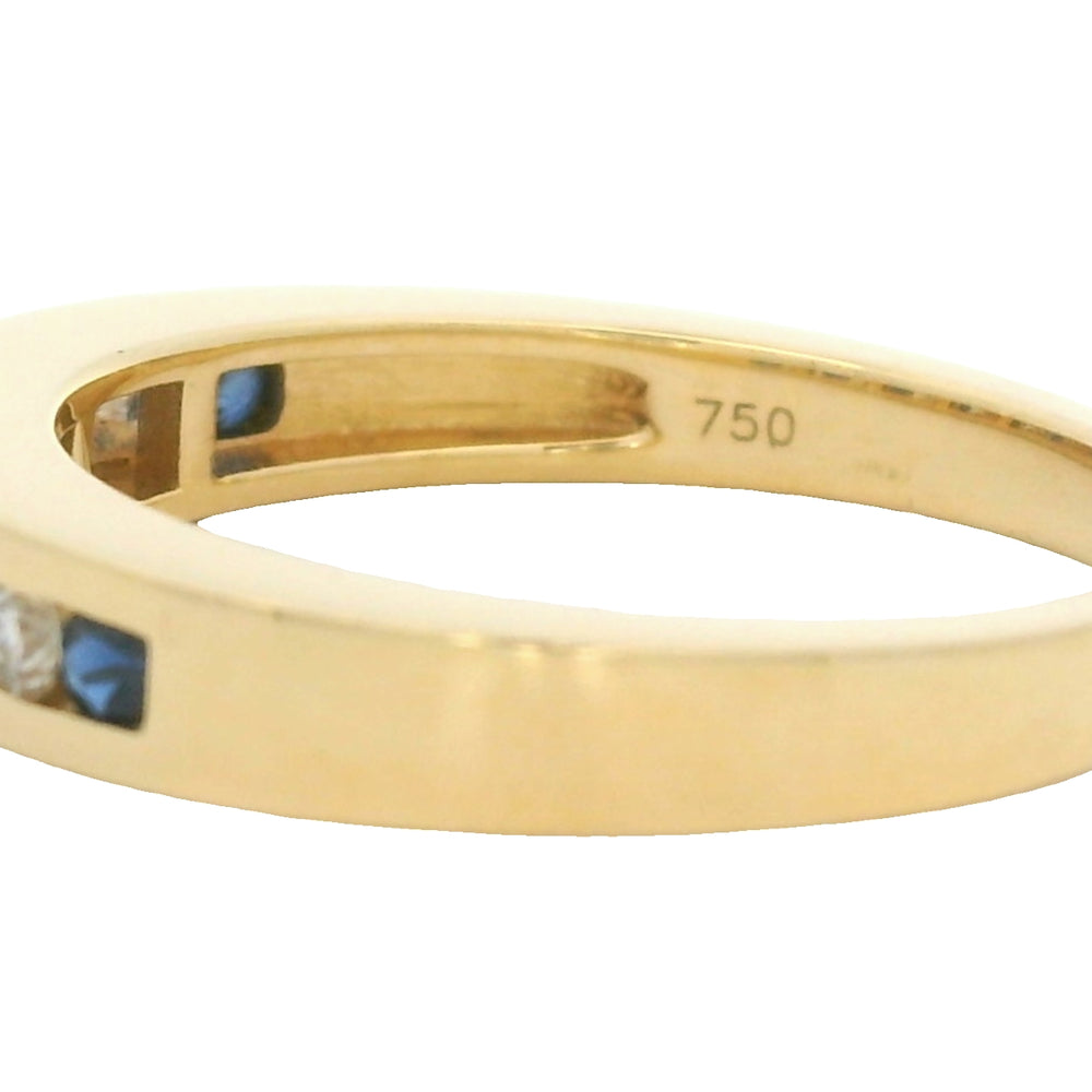 
                      
                        18 karaat geel gouden rijring van 4.27 gram en 2 tot 4 mm breed. Bezet met 6 saffieren met een totaalgewicht van 0.23 crt en 5 briljant geslepen diamanten met een totaalgewicht van 0.19 crt. Kleur: Top Wesselton Kwaliteit: VS1 Model: R 9952
                      
                    