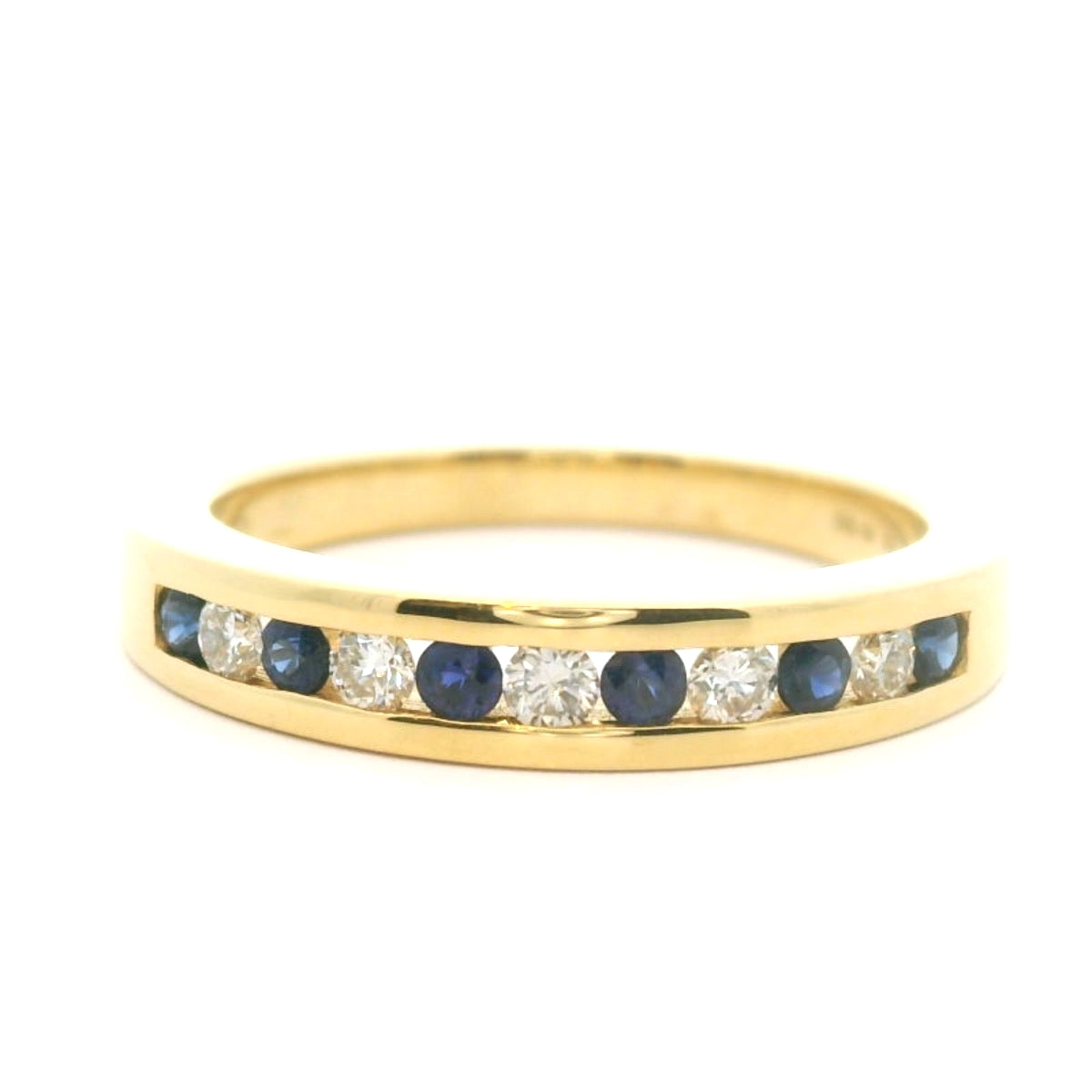 18 karaat geel gouden rijring van 4.27 gram en 2 tot 4 mm breed. Bezet met 6 saffieren met een totaalgewicht van 0.23 crt en 5 briljant geslepen diamanten met een totaalgewicht van 0.19 crt. Kleur: Top Wesselton Kwaliteit: VS1 Model: R 9952