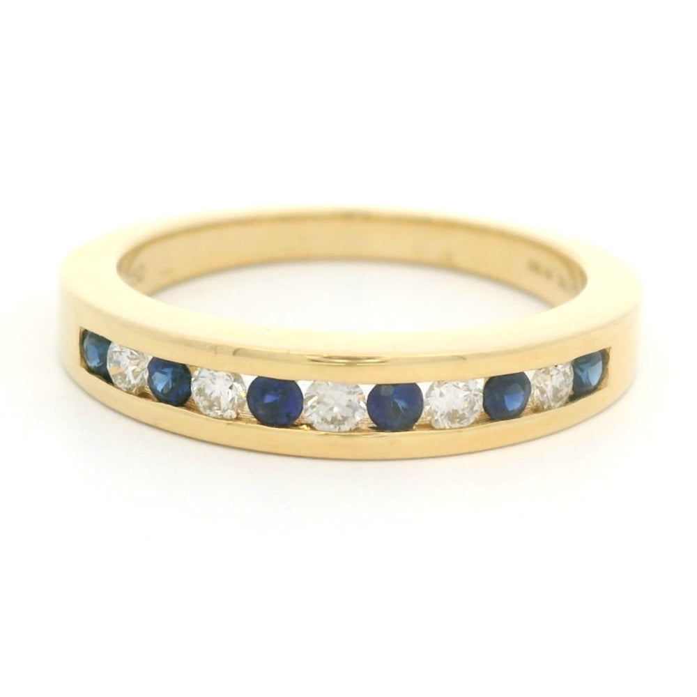 
                      
                        18 karaat geel gouden rijring van 4.27 gram en 2 tot 4 mm breed. Bezet met 6 saffieren met een totaalgewicht van 0.23 crt en 5 briljant geslepen diamanten met een totaalgewicht van 0.19 crt. Kleur: Top Wesselton Kwaliteit: VS1 Model: R 9952
                      
                    