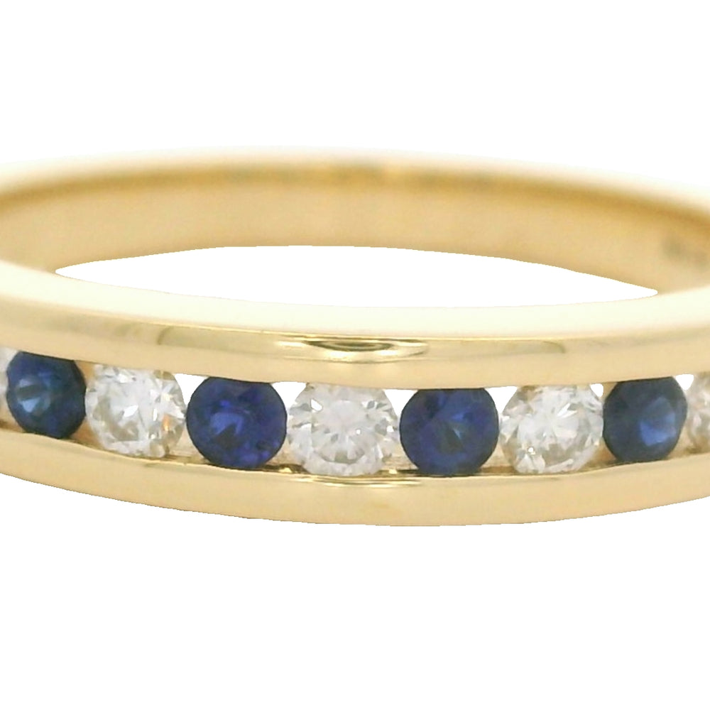 
                      
                        18 karaat geel gouden rijring van 4.27 gram en 2 tot 4 mm breed. Bezet met 6 saffieren met een totaalgewicht van 0.23 crt en 5 briljant geslepen diamanten met een totaalgewicht van 0.19 crt. Kleur: Top Wesselton Kwaliteit: VS1 Model: R 9952
                      
                    