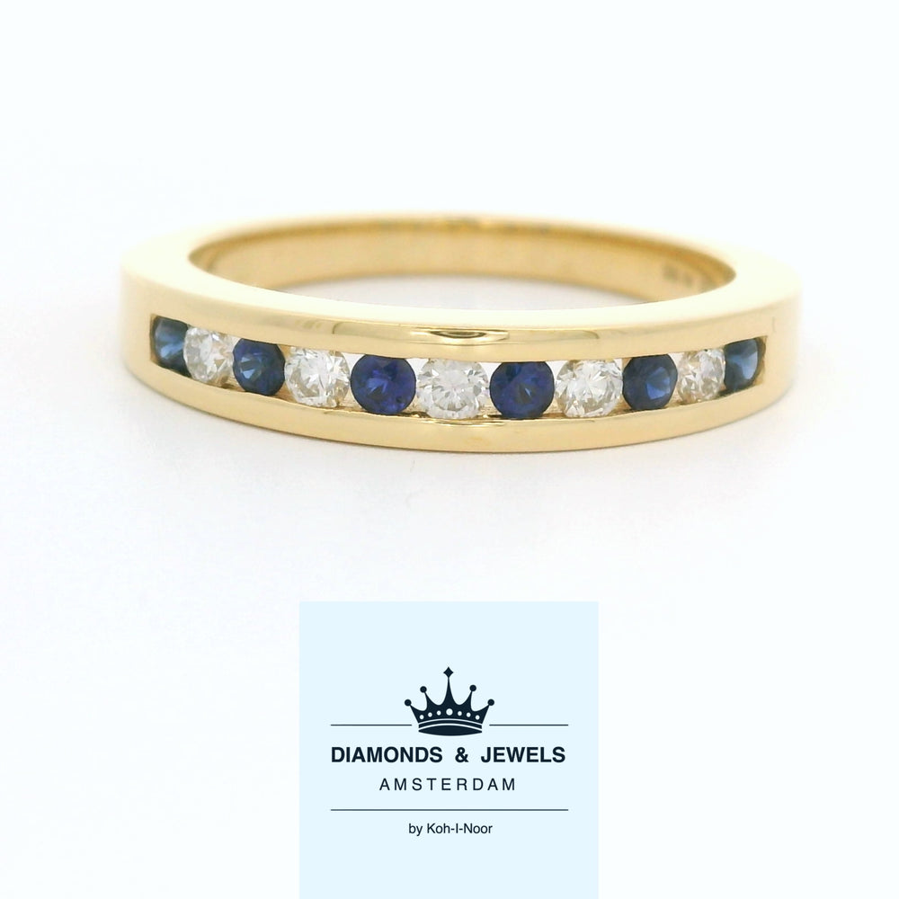 18 karaat geel gouden rijring van 4.27 gram en 2 tot 4 mm breed. Bezet met 6 saffieren met een totaalgewicht van 0.23 crt en 5 briljant geslepen diamanten met een totaalgewicht van 0.19 crt. Kleur: Top Wesselton Kwaliteit: VS1 Model: R 9952