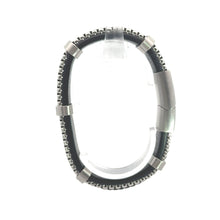 Cargar imagen en el visor de la galería, Stainless steel met zwart leren heren armband. Lengte: 19.5 cm Breedte: 1.5 cm Dikte: 9mm Model: A692
