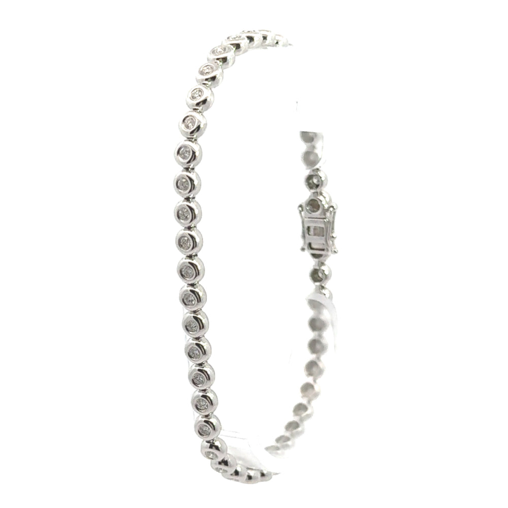 
                      
                        18 karaat witgouden tennisarmband met ronde bezel zettingen. Bezet met 44 briljant geslpen diamanten met een totaalgewicht van 1.00 crt Kleur: Top Wesselton Kwaliteit: VS Lengte: 18 cm Breedte: 4.5 mm Dikte: 2.5 mm
                      
                    