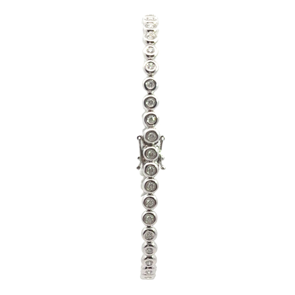 
                      
                        18 karaat witgouden tennisarmband met ronde bezel zettingen. Bezet met 44 briljant geslpen diamanten met een totaalgewicht van 1.00 crt Kleur: Top Wesselton Kwaliteit: VS Lengte: 18 cm Breedte: 4.5 mm Dikte: 2.5 mm
                      
                    