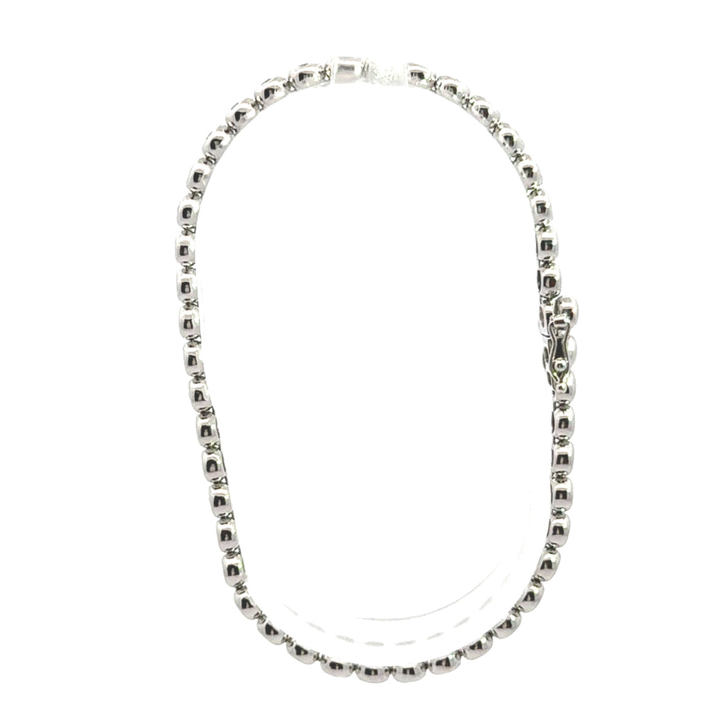 
                      
                        18 karaat witgouden tennisarmband met ronde bezel zettingen. Bezet met 44 briljant geslpen diamanten met een totaalgewicht van 1.00 crt Kleur: Top Wesselton Kwaliteit: VS Lengte: 18 cm Breedte: 4.5 mm Dikte: 2.5 mm
                      
                    
