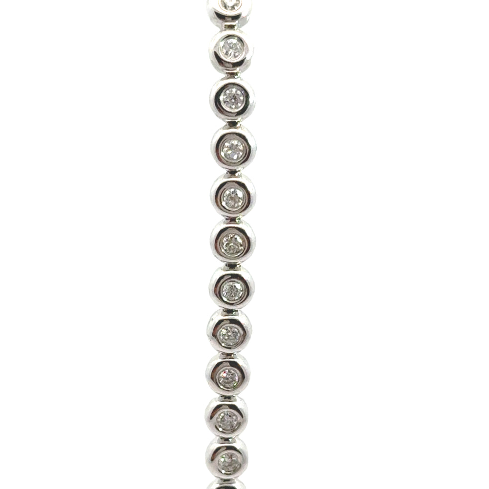
                      
                        18 karaat witgouden tennisarmband met ronde bezel zettingen. Bezet met 44 briljant geslpen diamanten met een totaalgewicht van 1.00 crt Kleur: Top Wesselton Kwaliteit: VS Lengte: 18 cm Breedte: 4.5 mm Dikte: 2.5 mm
                      
                    