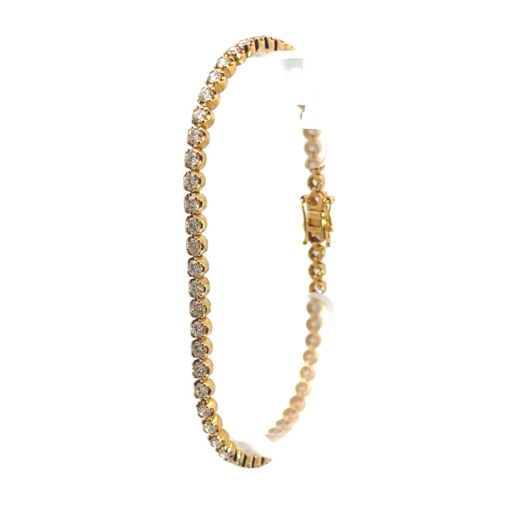 
                      
                        18 karaats geel gouden diamanten tennis armband van 8.15 gram. Bezet met 57 briljant geslepen diamanten met een totaalgewicht van 2.93crt. Kleur: G Kwaliteit: VS1 Lengte: 18 cm Breedte: 3.3 mm Dikte: 2.5 mm
                      
                    